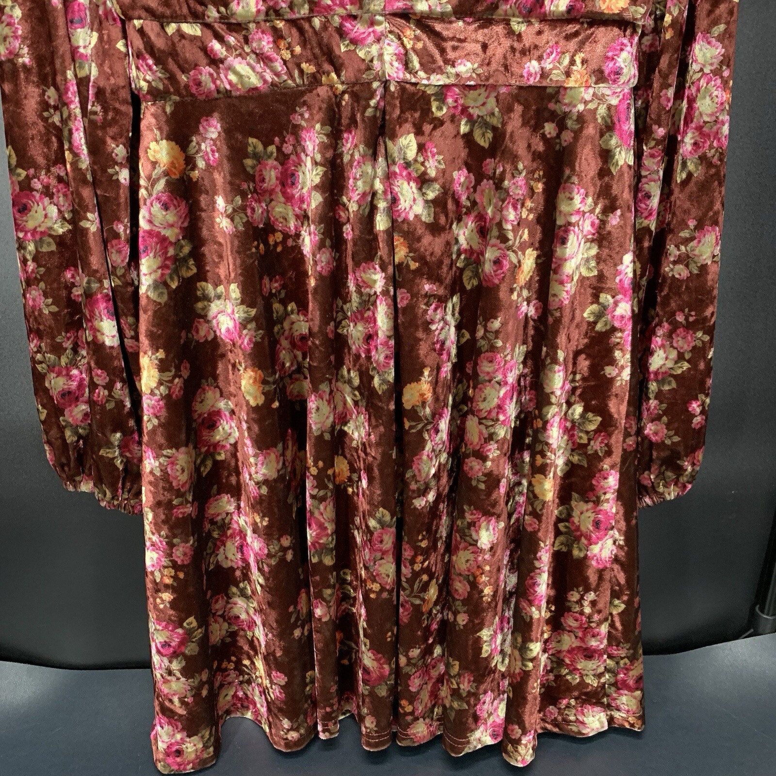 In-Loom Brown Velvet Rose Pattern V-Neck Long Sleeve Dress Women Size Small. E6