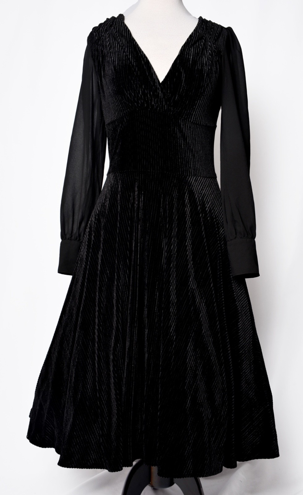 UNIQUE VINTAGE BLACK RIBBED VELVET MIDI DRESS WITH CHIFFON SLEEVES – NEW – Sz M