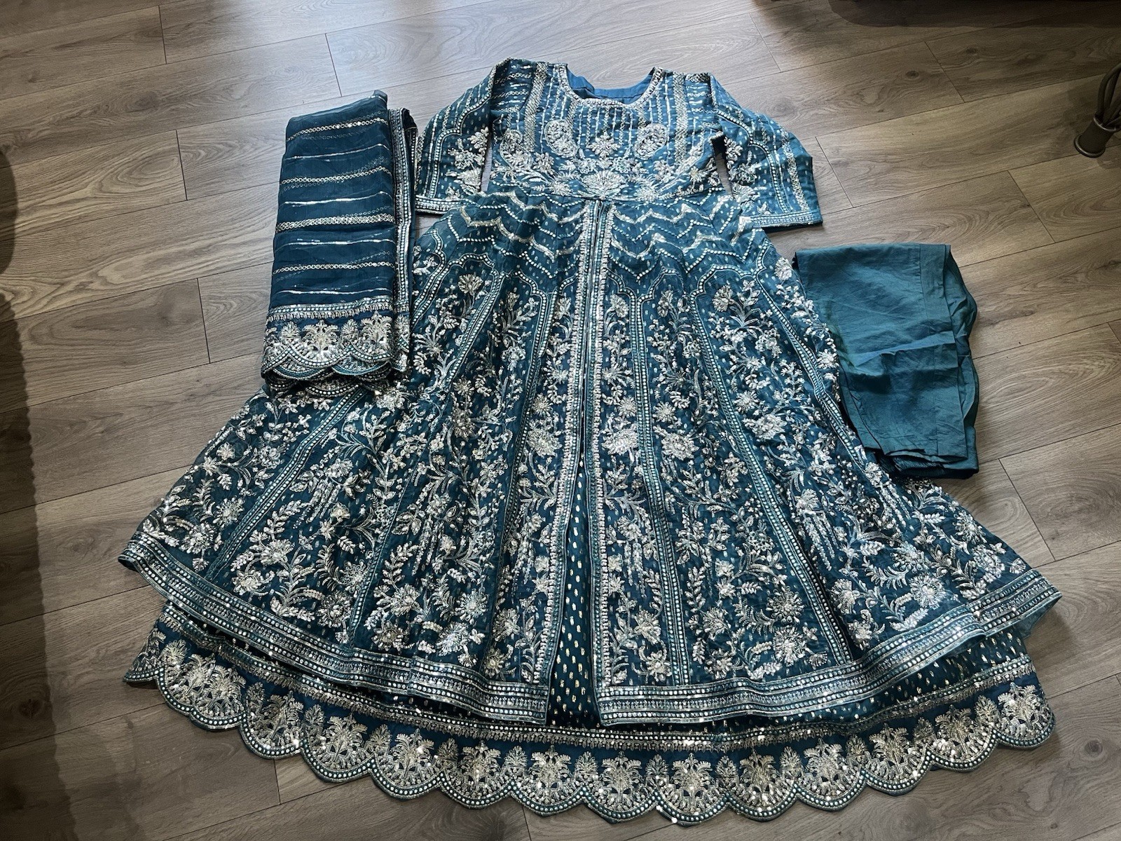 A Beautiful Terquise Heavy Embroidered Beaded Long Dress Suit Size Medium. VGC