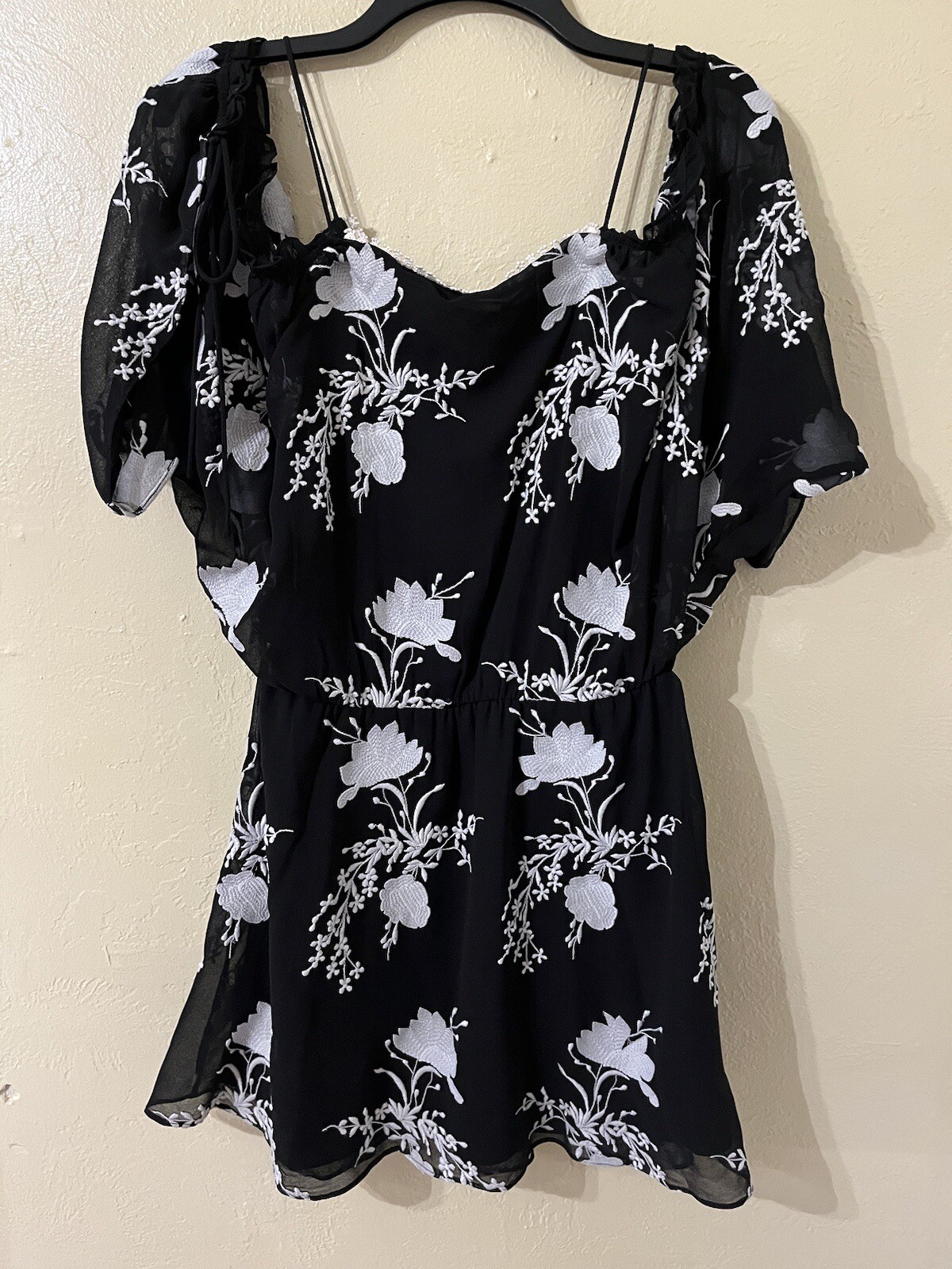 NWT Alice + Olivia Holden Embroidered Floral Mini Dress Cold Shoulder QQ120