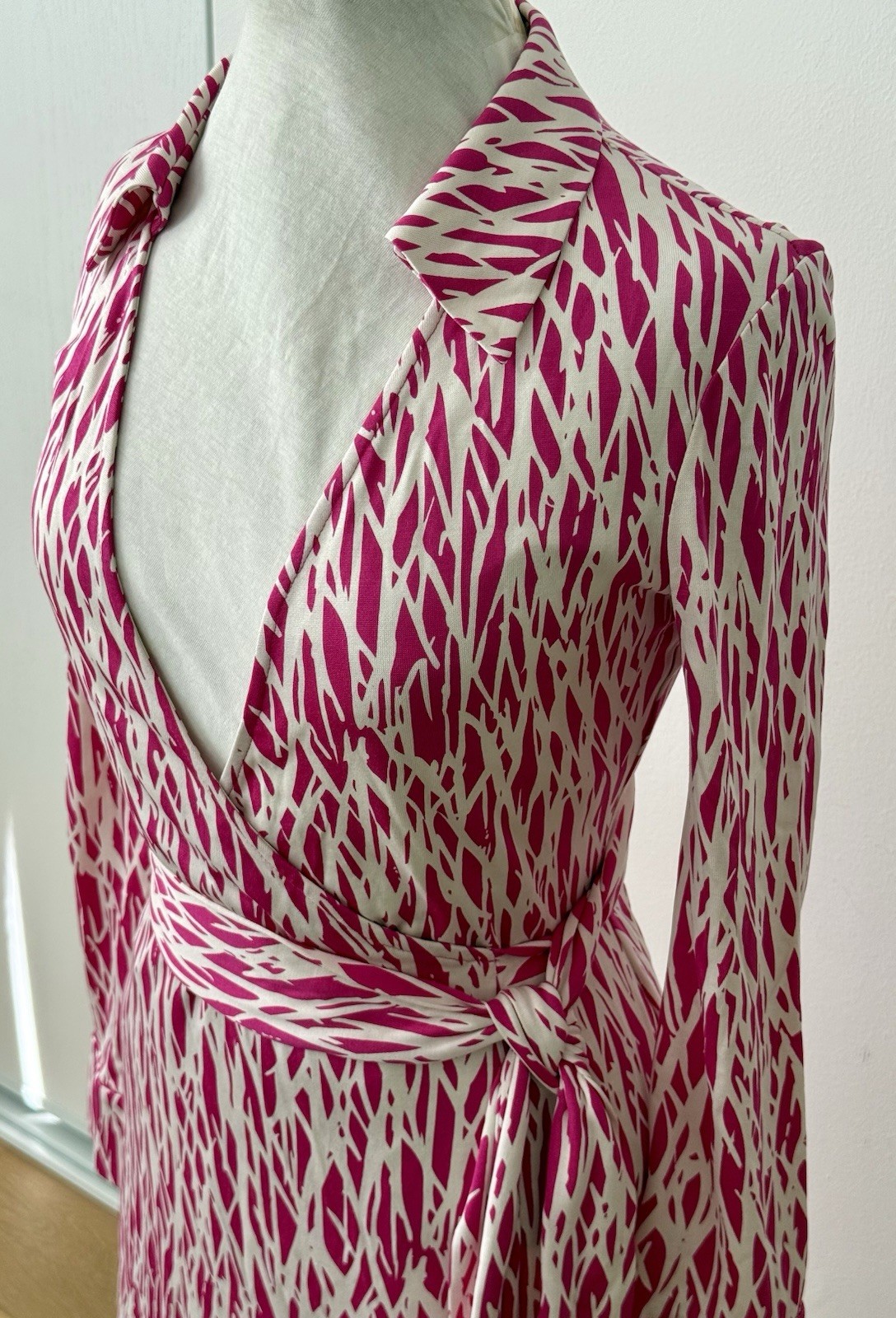 Diane von Furstenberg Pink Jeanne Designer Silk Wrap Dress Size 6