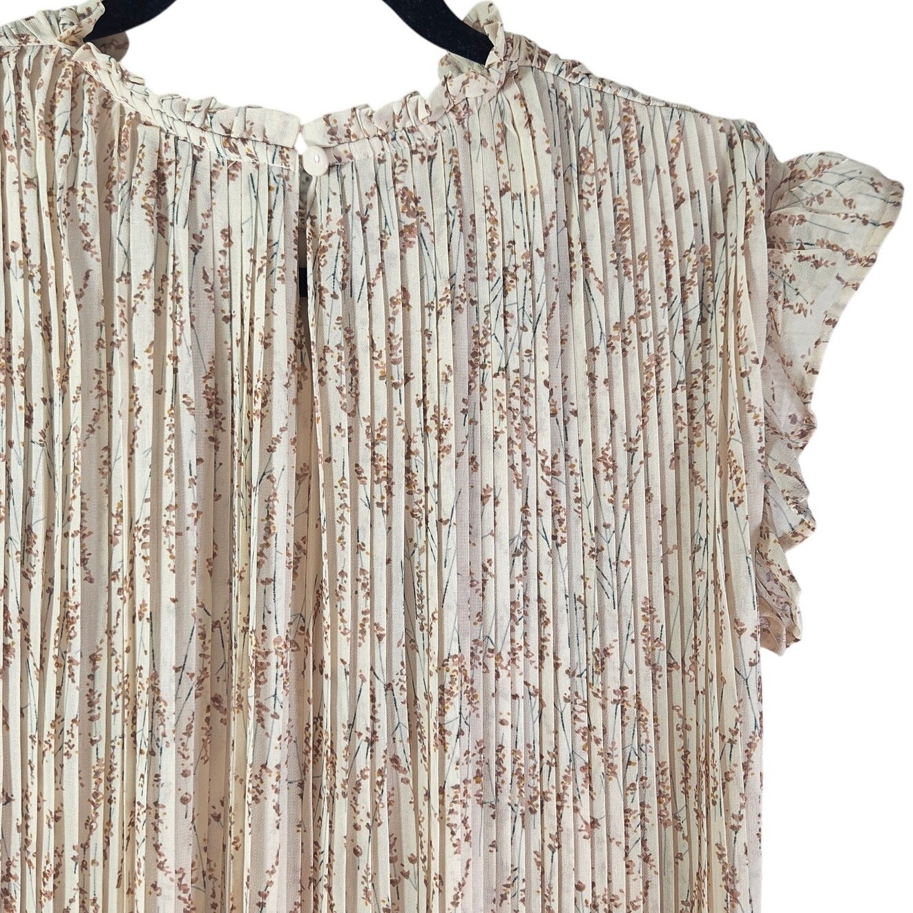 Saving Paige pleated ruffle sleeve knee length neutral floral dress Size medium