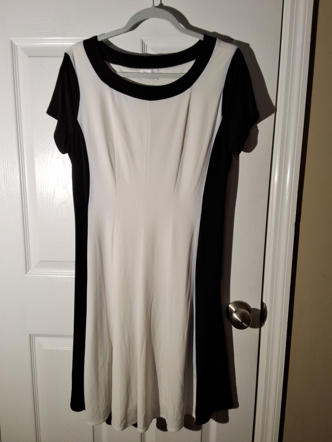 LONDON TIMES Womens Sz 12 Black/White Vertical panels Slimming Effect Fit&Flare