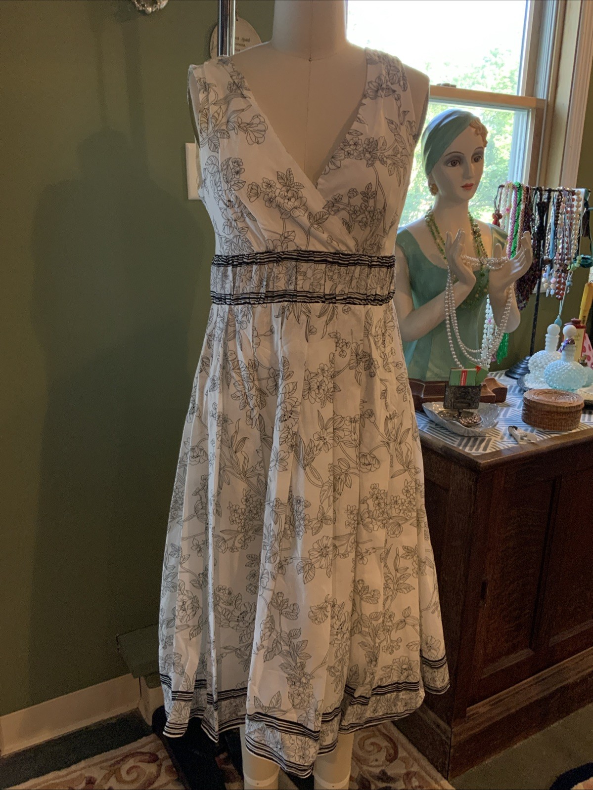 ￼BNWY Van Heusen Woman’s Black White Dress Lined V-Neck Side Zip Sz 4 Girly Girl