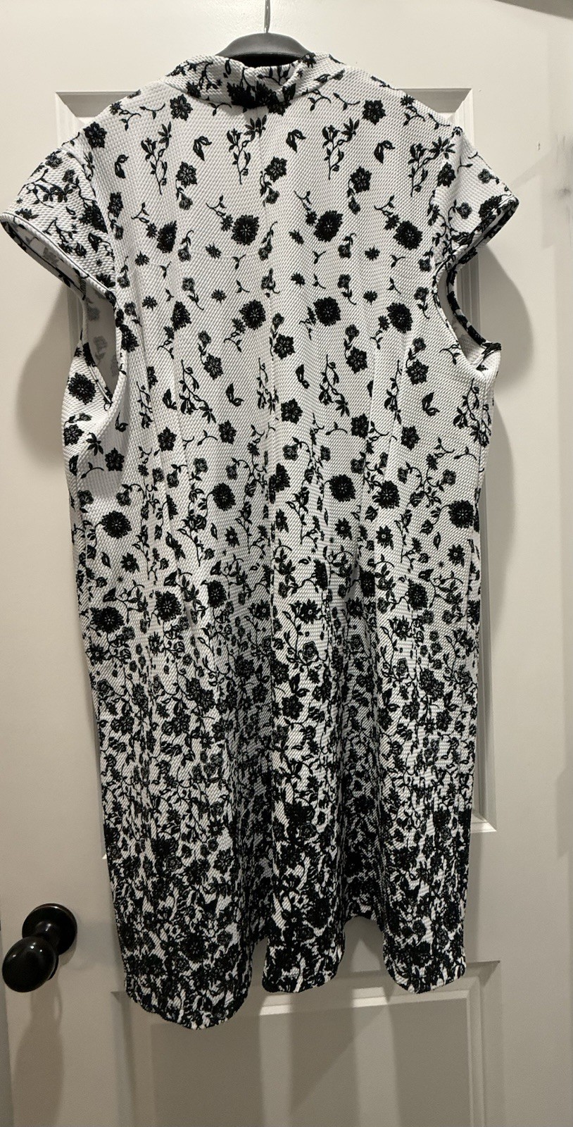 Avenue Black & White Floral Knit Shift Dress V-Neck Cap Sleeve Plus 22/24