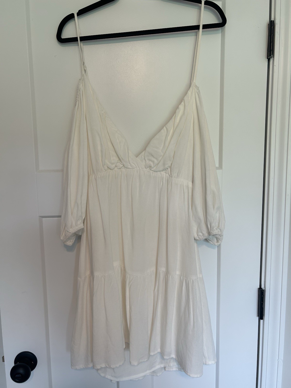 Le Lis Women’s White Open Shoulder, Long Sleeve, Mini Dress Size Medium