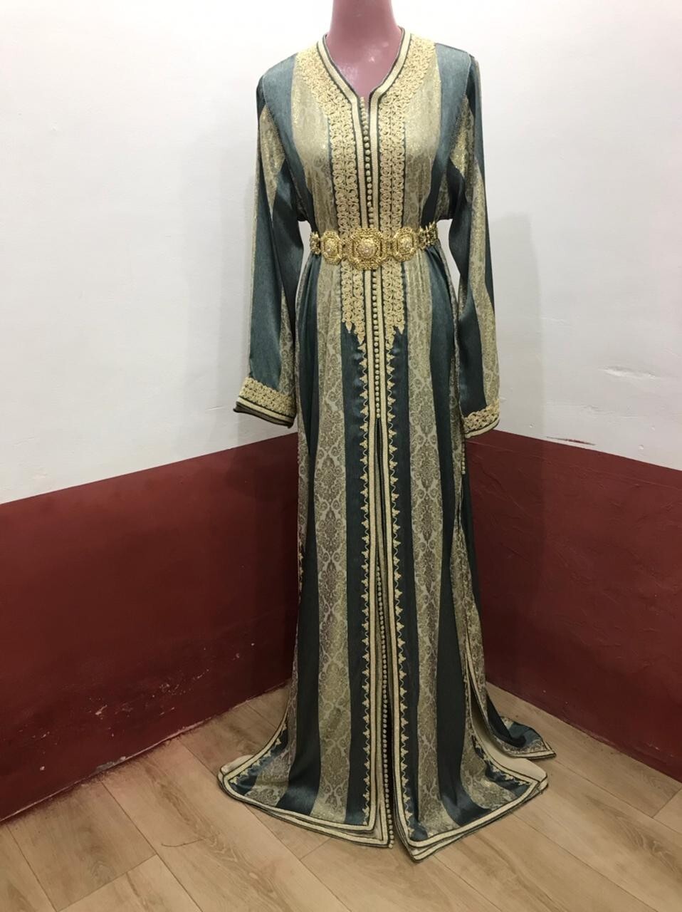 Takchita marocainne traditionnelle élegante constituée de deux pièces