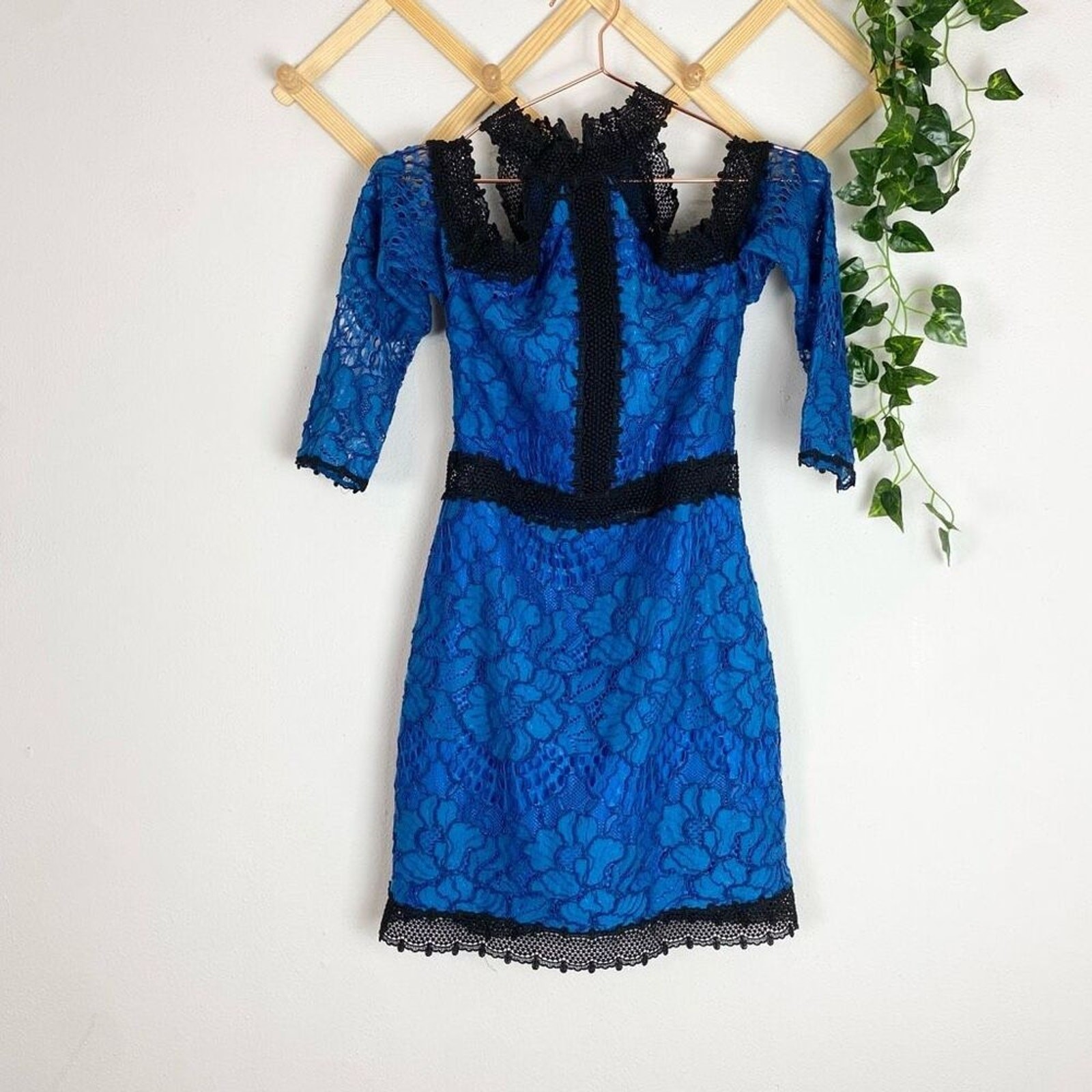 ALEXIS Marlowe Cold Shoulder Lace Midi Dress Blue Small EUC K334