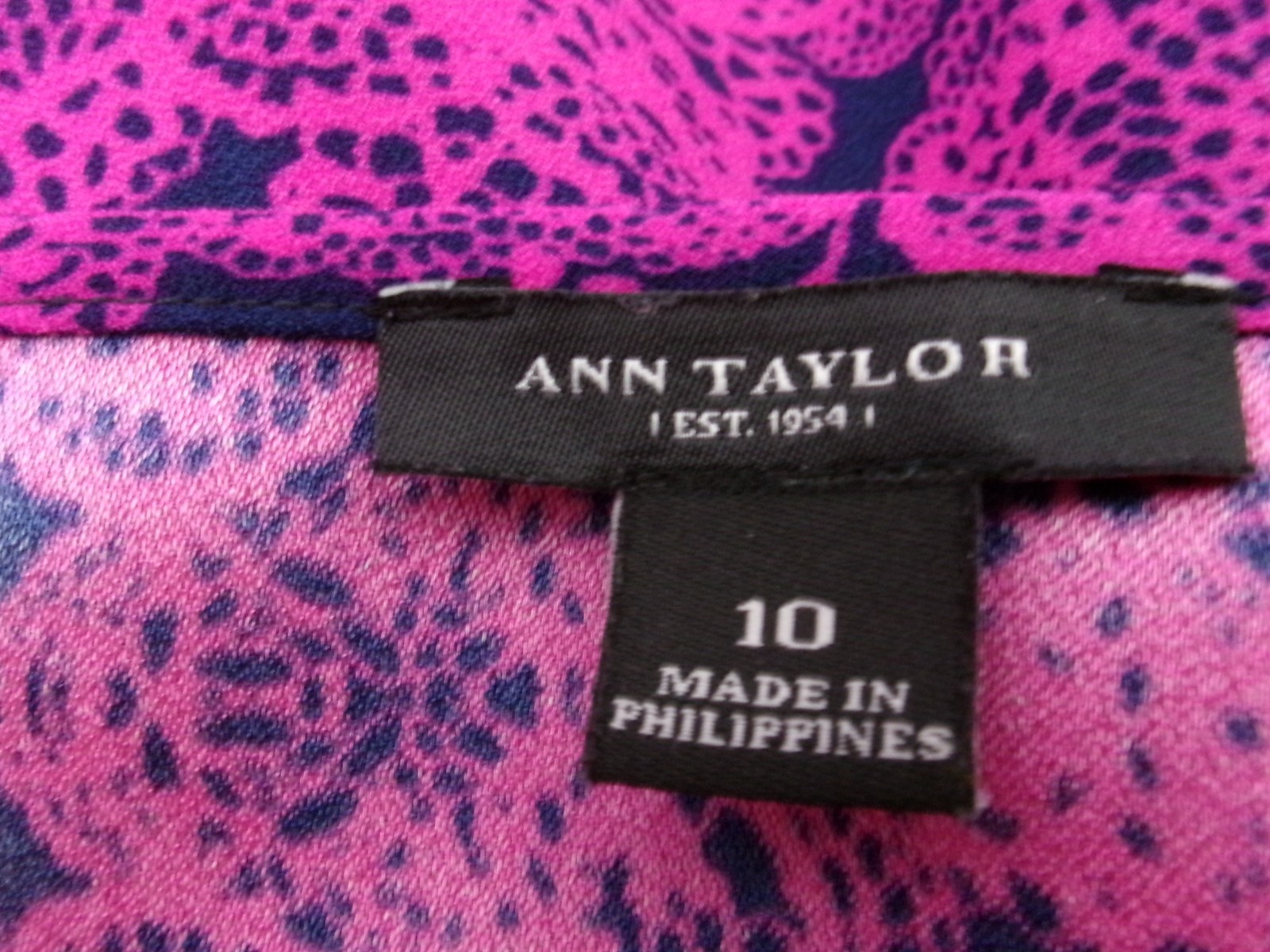ANN TAYLOR 🌸 SIZE 10 / 36″ BUST==DARK PINK & NAVY BLUE PRINT / SHIFT SUNDRESS