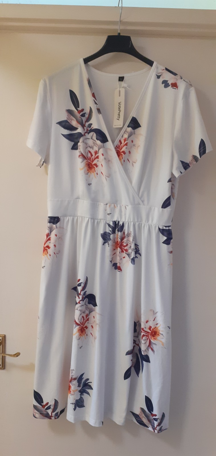 (¥V9). VOTE PRETTY white floral Dress Size large chest 34″ bnwt