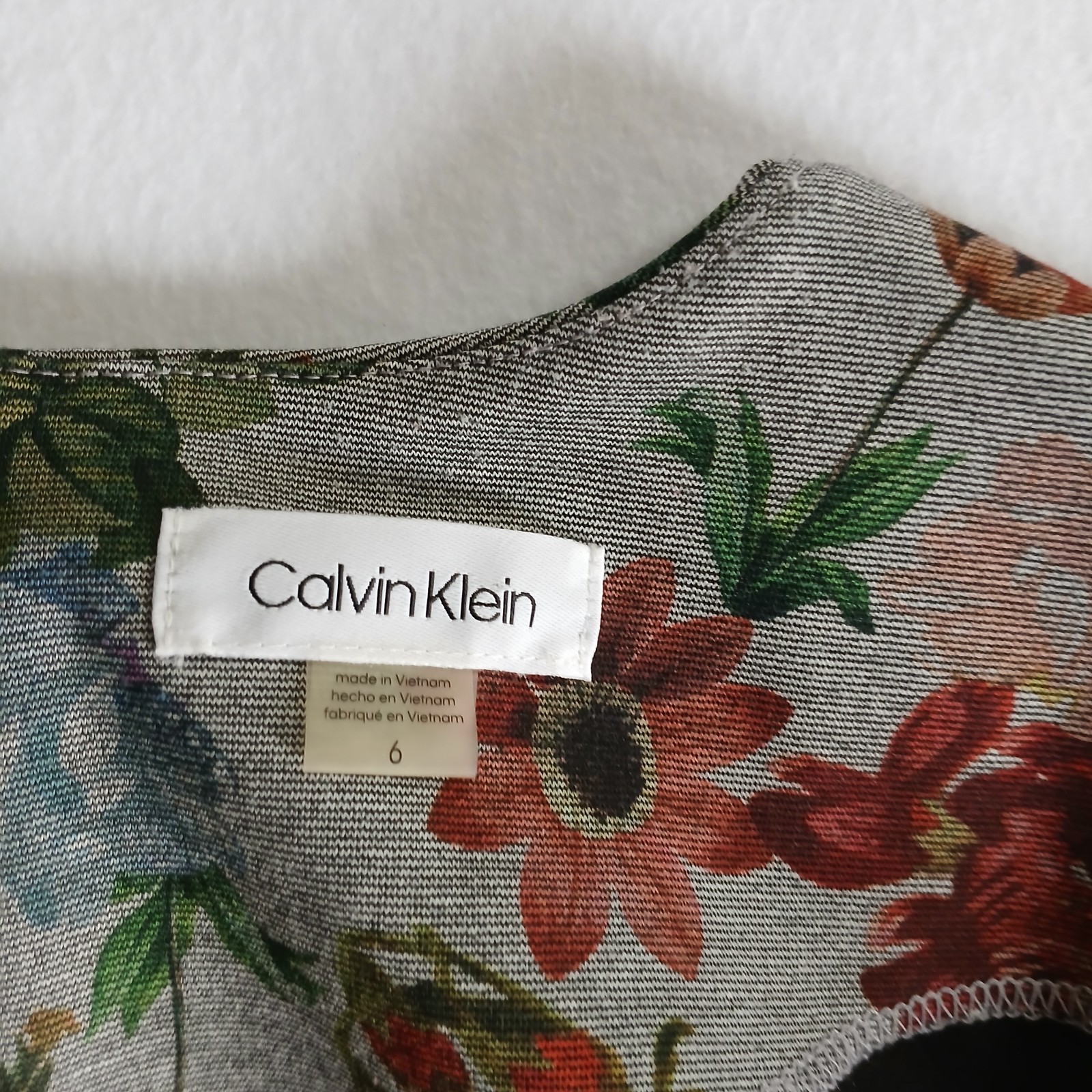 Calvin Klein Elegant Classic Sheath, Round Neckline, Short Sleeves Size 6