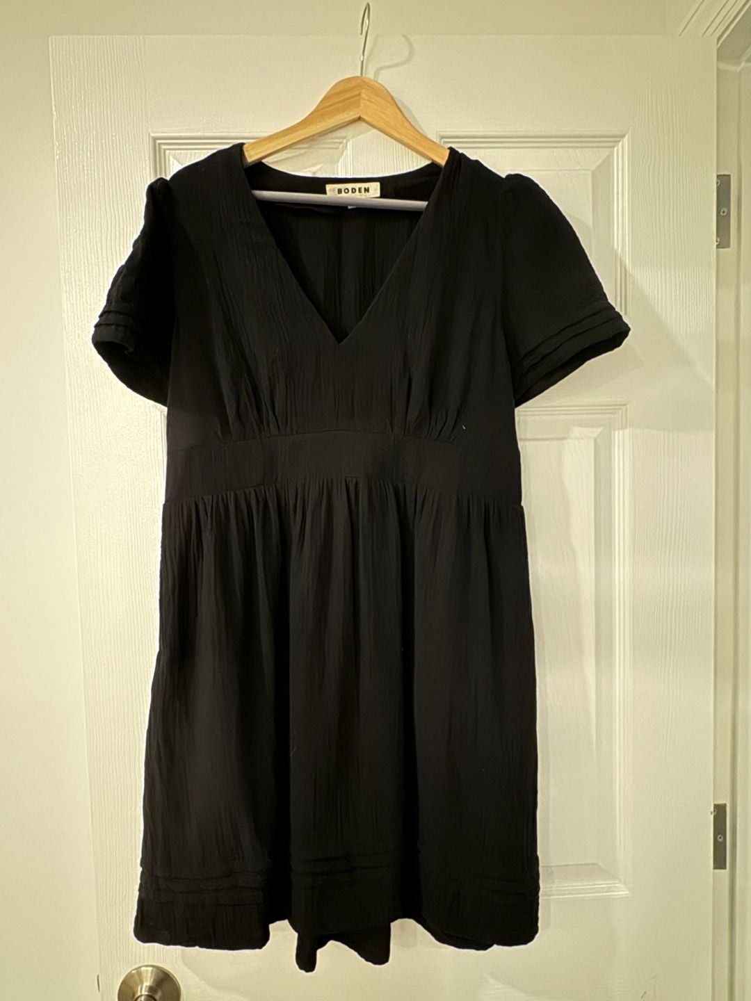 US 10P gauze Boden Women’s Black Textured V-Neck Short Sleeve Mini Dress