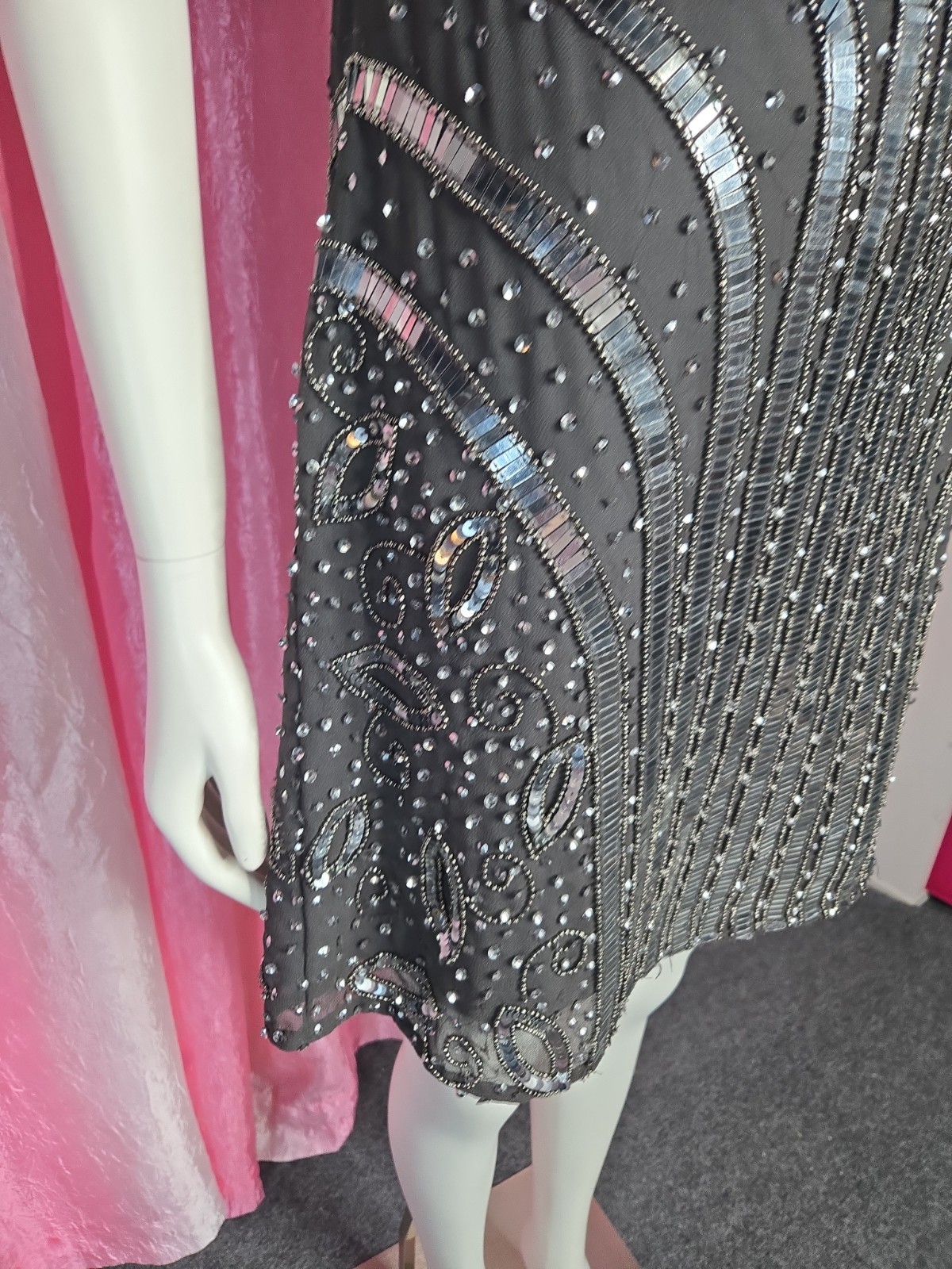 Frock and Frill Gray Exquisite Sequin Beaded Lined Cocktail Dress Size 6