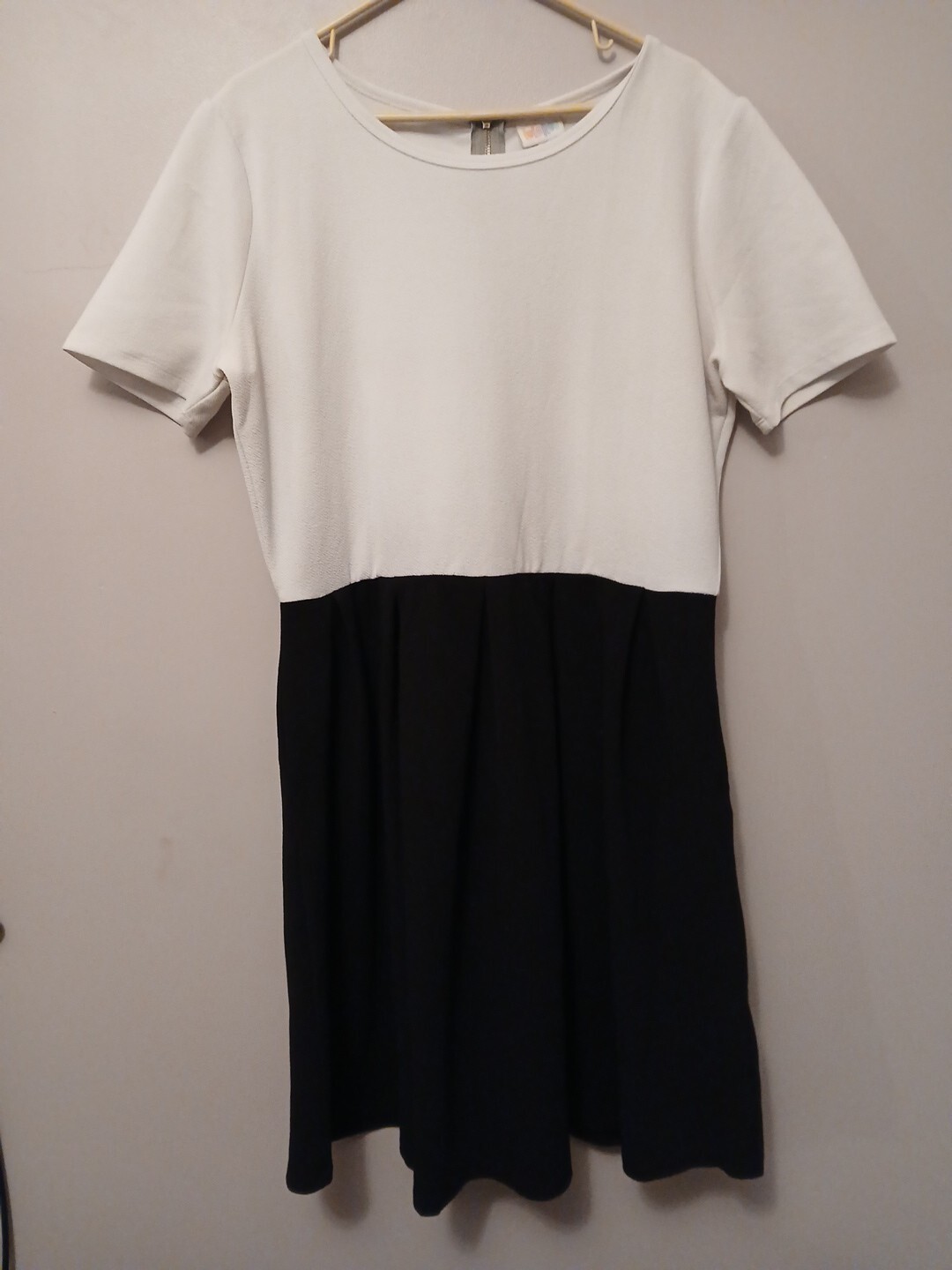 LuLaRoe Amelia Dress 3XL Black And White Knee Length Zip Breathable Lightweight