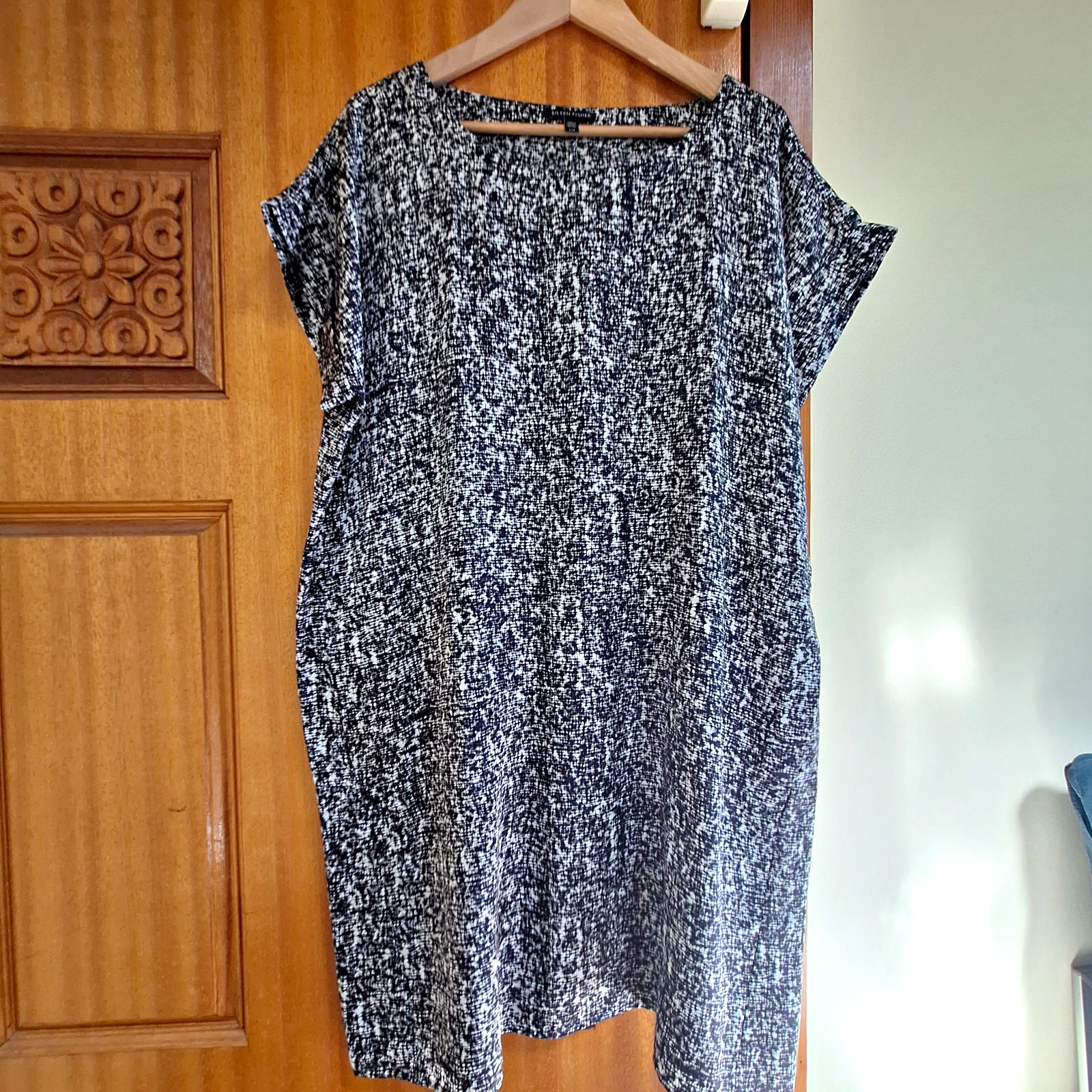 Eileen Fisher Women’s Black/White Abstract Shift Dress Knit Cap Sleeve Large