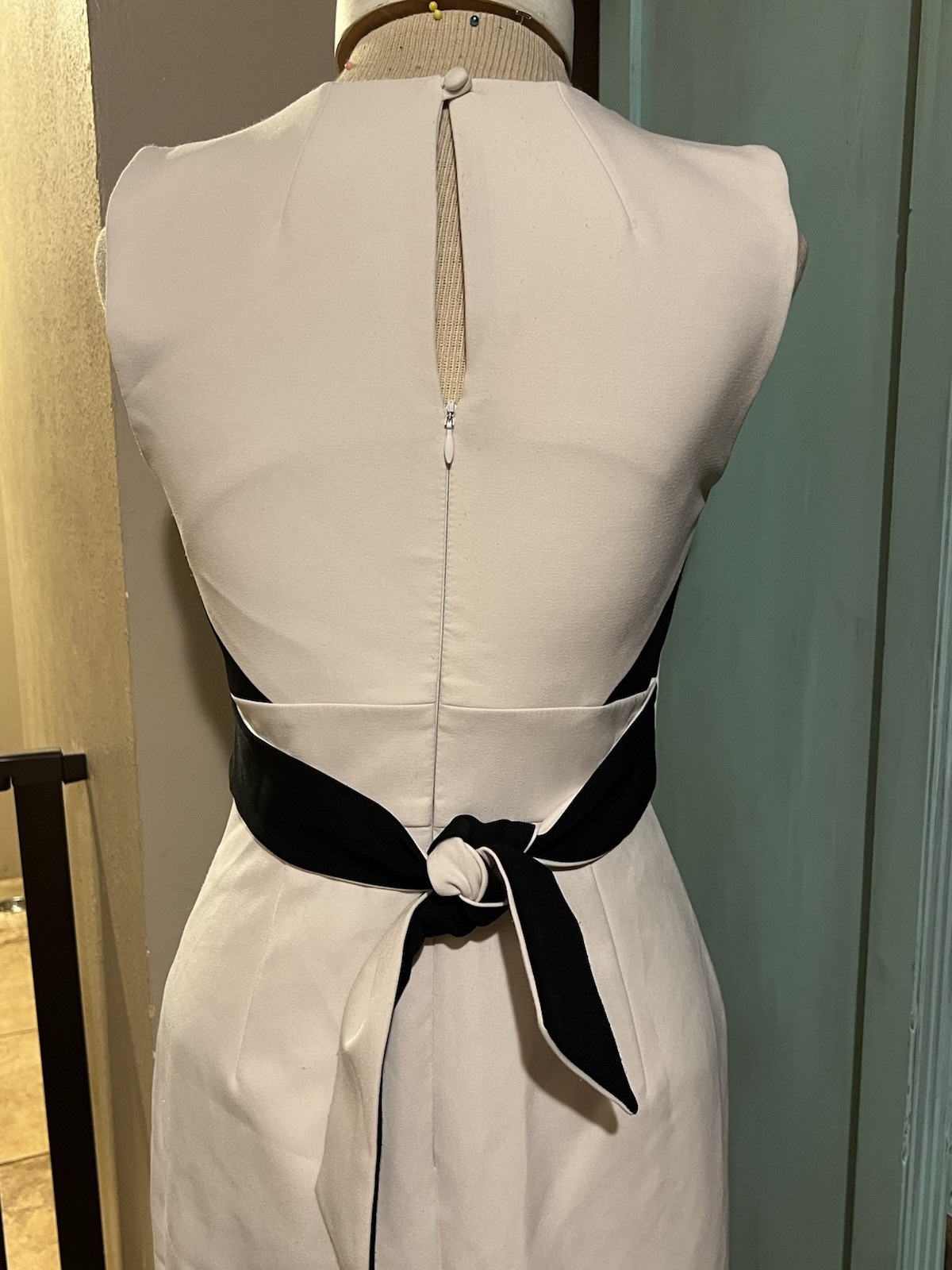 Milly Elegant Tailored Flattering White & Black Sheath Pencil Skirt Dress Size 2