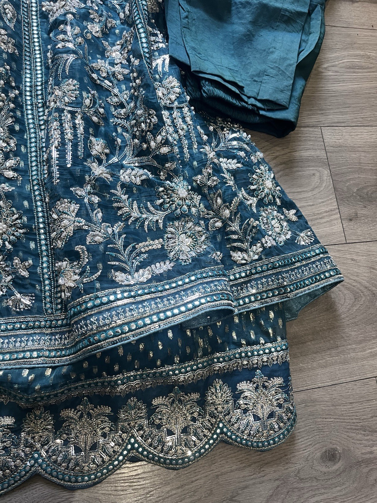 A Beautiful Terquise Heavy Embroidered Beaded Long Dress Suit Size Medium. VGC