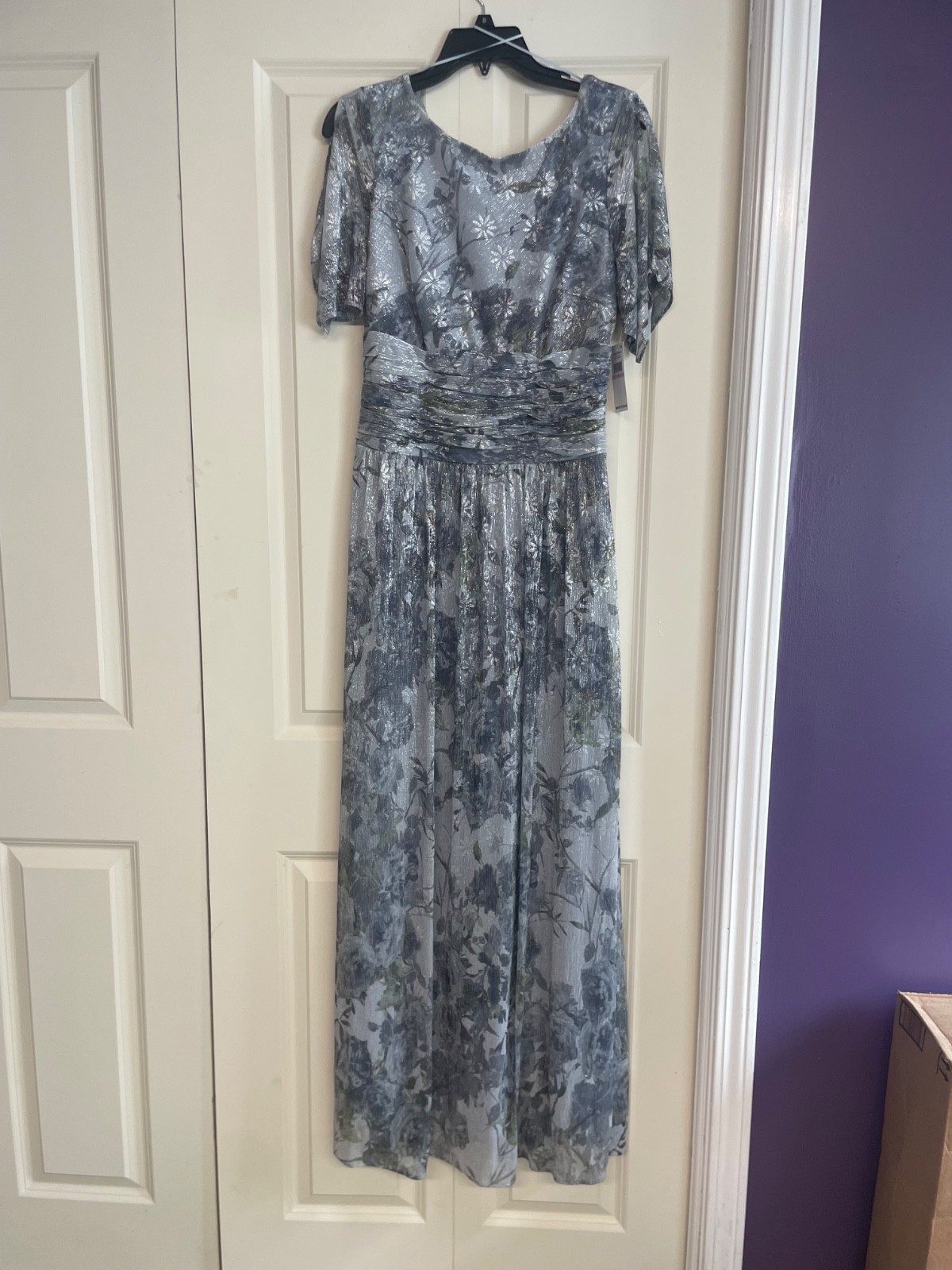 Shimmering silver Pleated Fabric: Soft, lightweight material