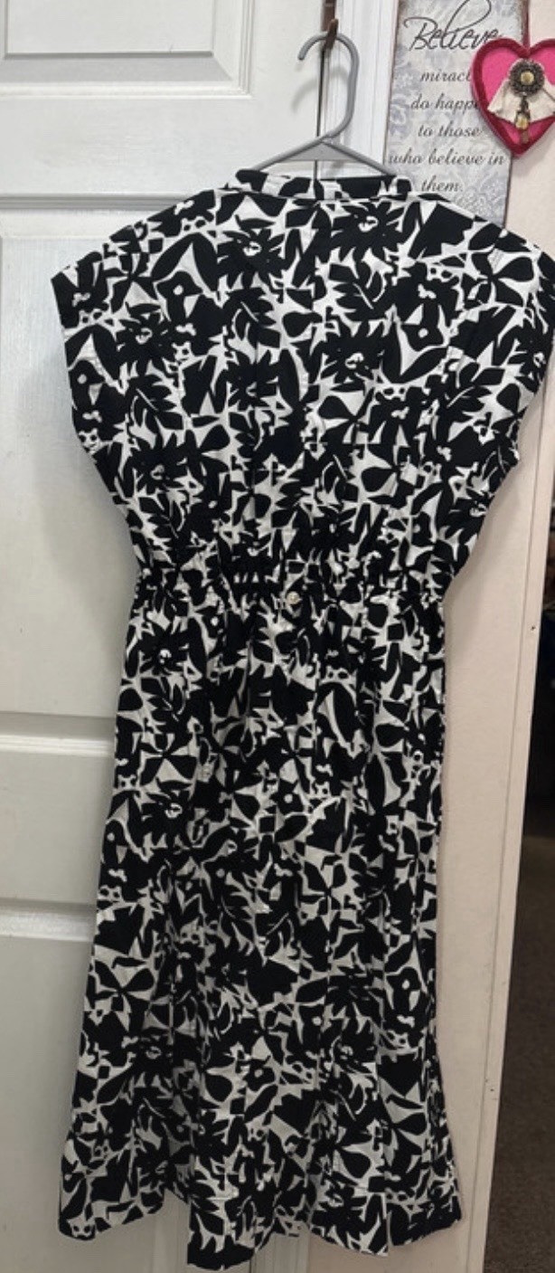 Free Assembly XS Black & White Floral V-Neck Short Sleeve Midi Button Dress