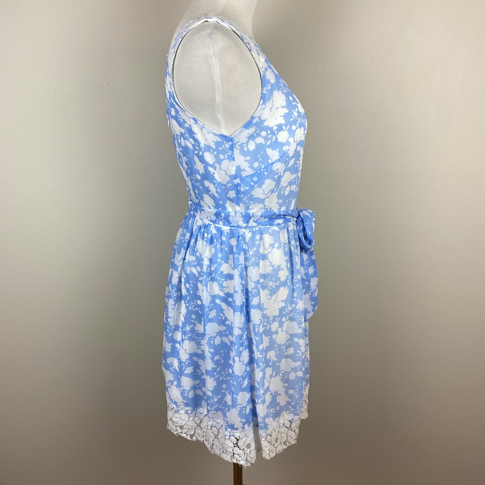 Disney Alice Dress Medium Blue White Colleen Atwood A-Line Belted Floral Lace