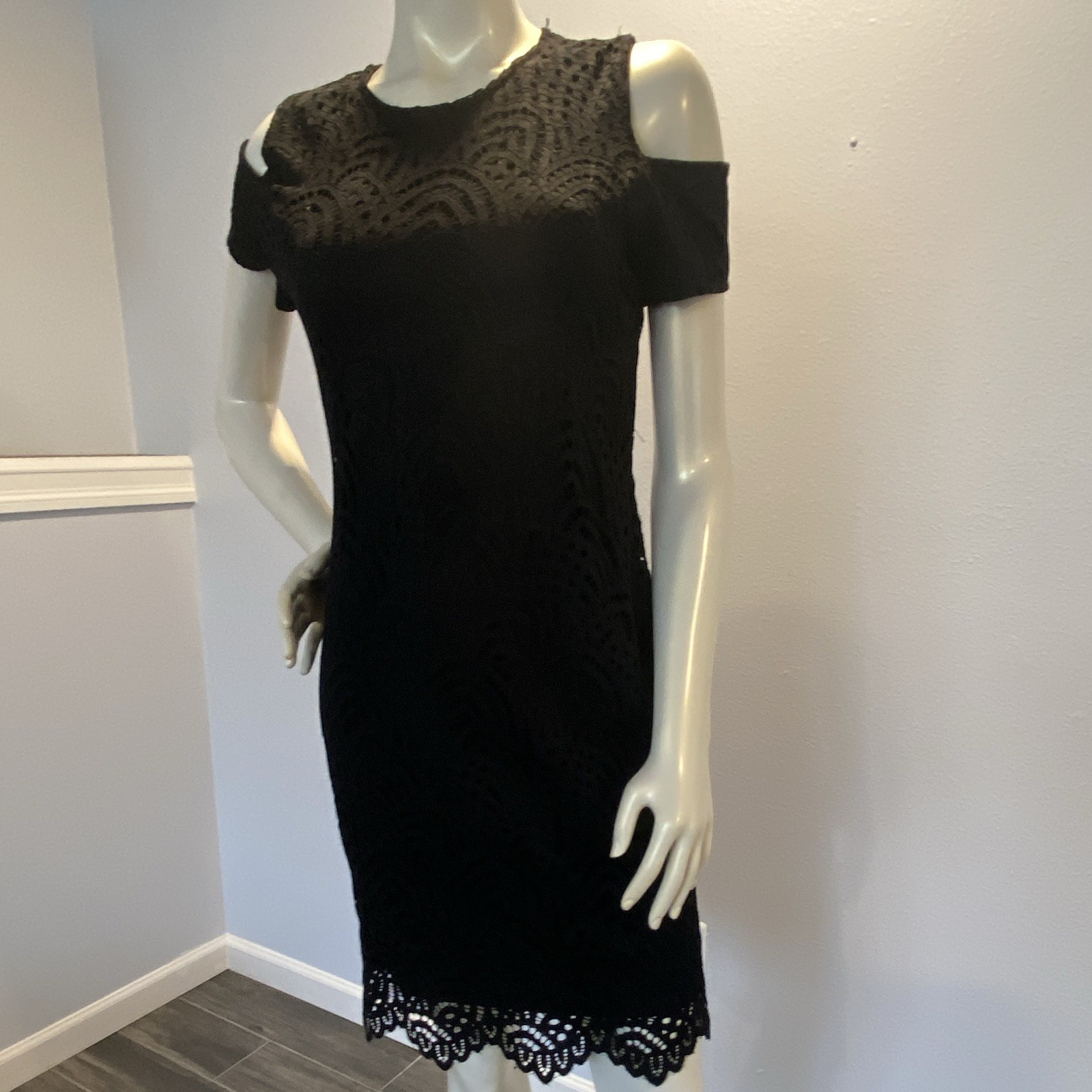 Sharagano Black Lace Sheath Cold Shoulder Round Neck Knee Zip Dress 6