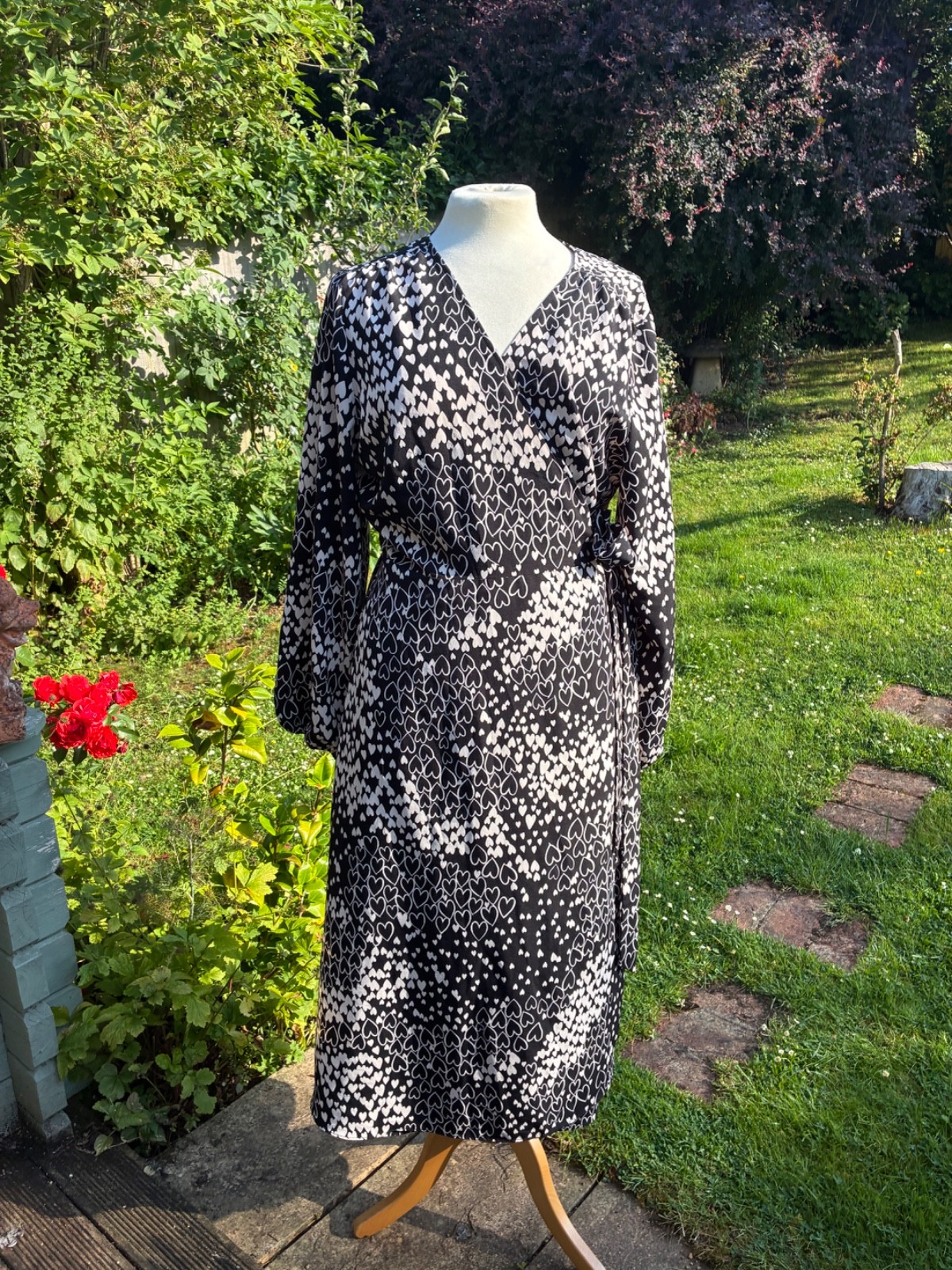 WALLIS SIZE 20 BLACK & WHITE HEART PRINT WRAP DRESS LONG SLEEVE