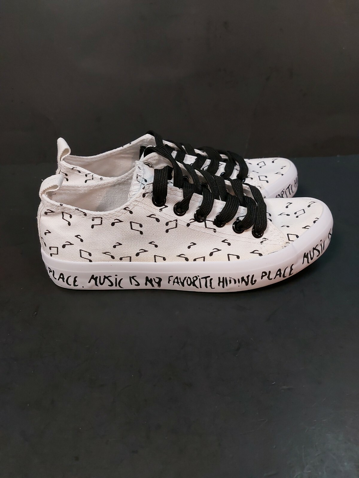 Hot Topic music note Shoes size 5 girls white black sneakers