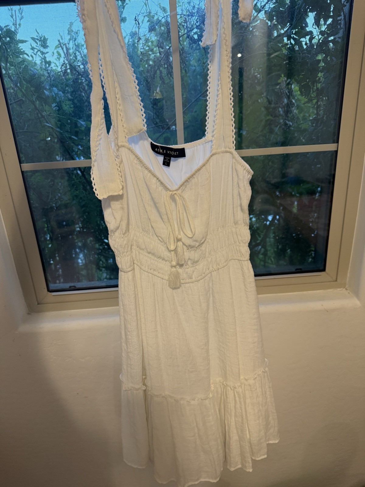 Ash & Violet White V-Neck Smocked Fit & Flare Dress Ruffle Tie Tassel Size L