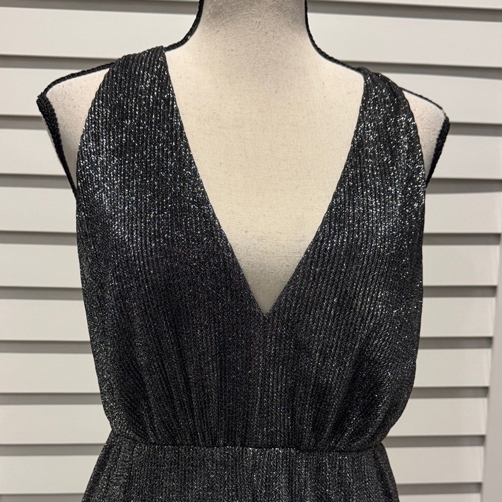 Halston Heritage Metallic Silver & Black Evening V-Neck lined Dress. size 2