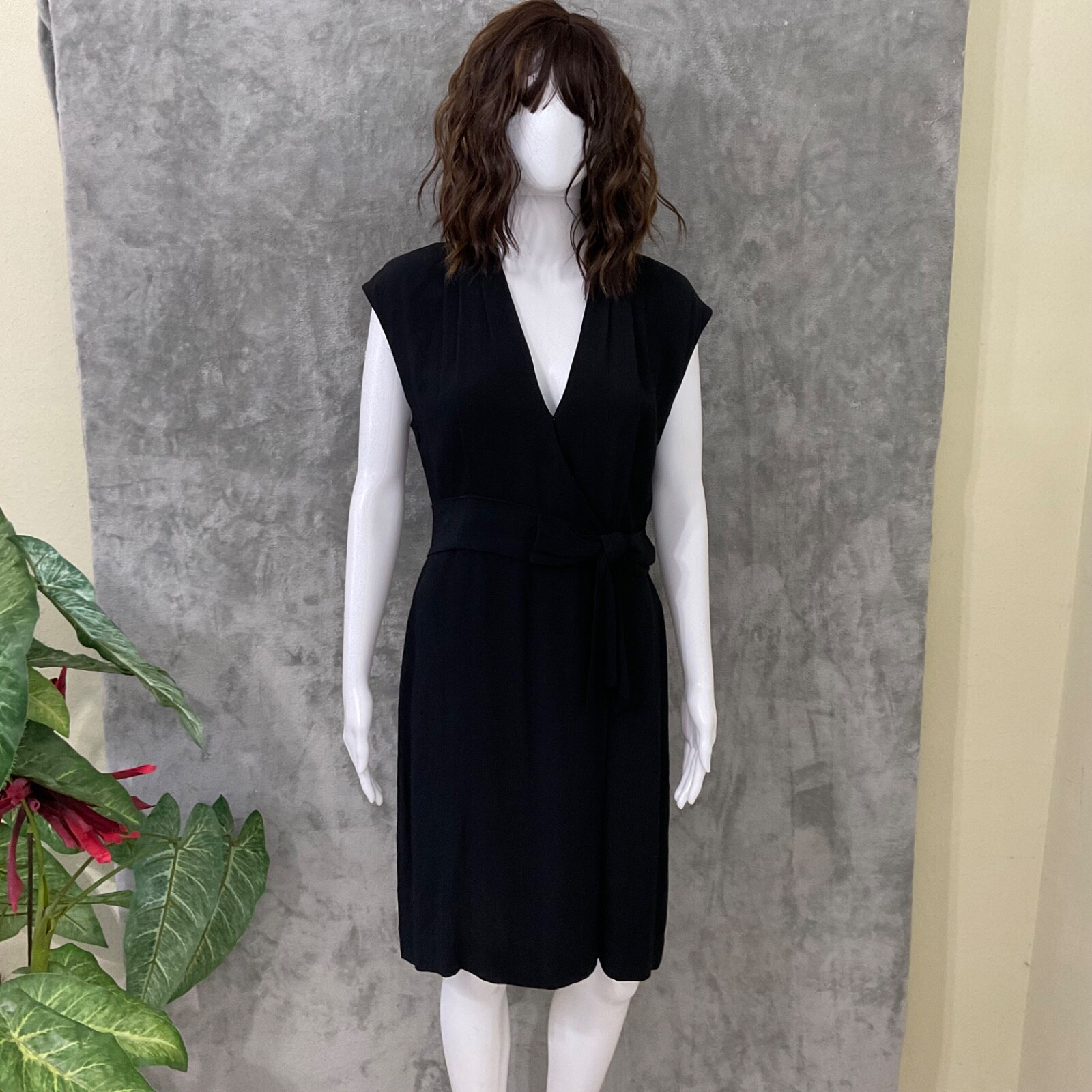 Kate Spade New York midi dress Women’s Size 6 Black v-neck bow at waist LBD