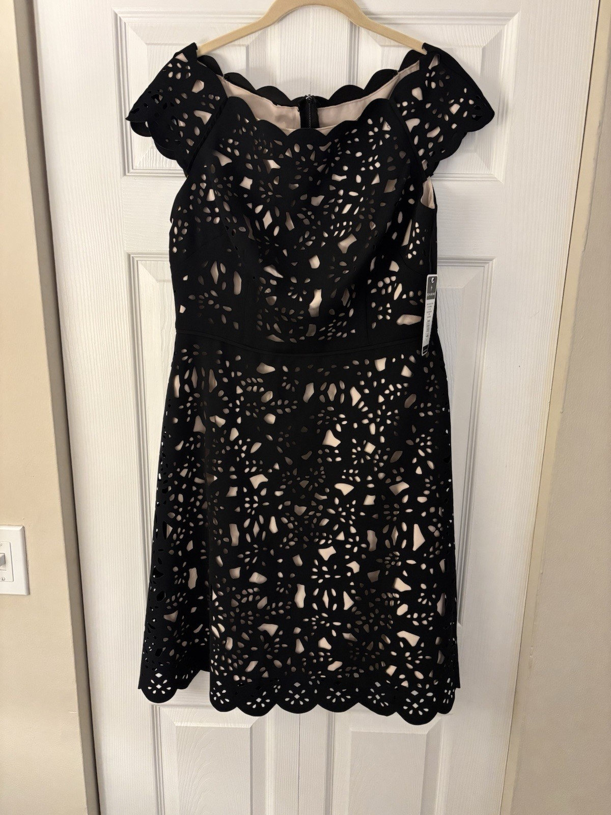 SHANI Black/Nude Cut-Out Off-Shoulder Short Sleeve A-Line Knee Dress 8