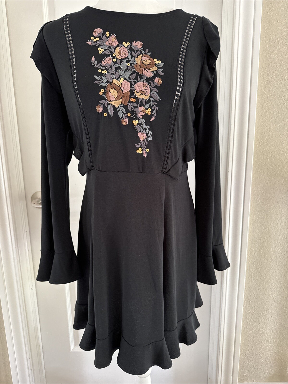 Chelsea & Violet Black Embroidered Beaded Ruffle Bell Sleeve Dress Medium EUC B9