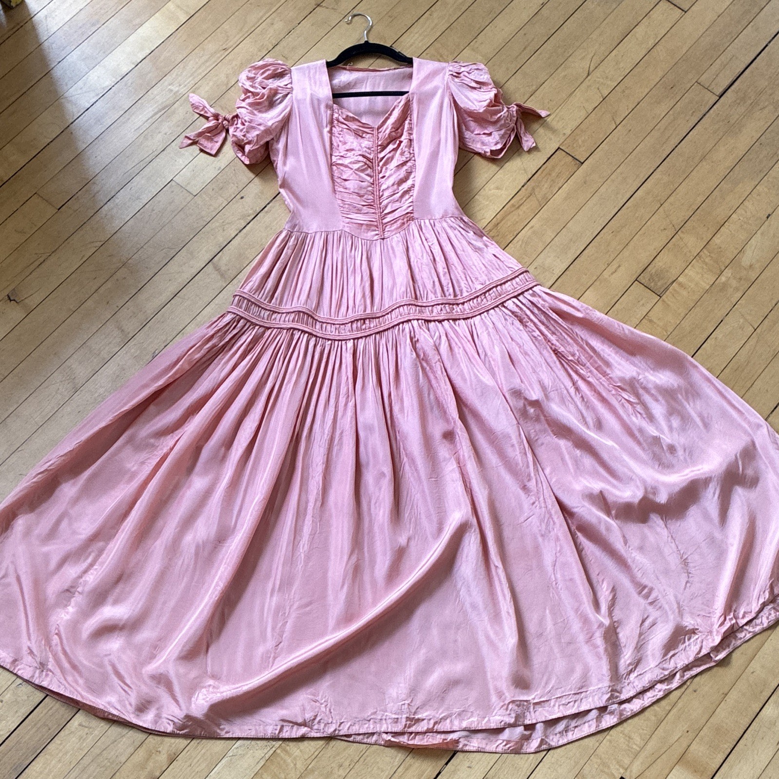 Vintage 1930s/1940s Women’s Pink Taffeta Princess Dress Puff Sleeve Ruffle W27″