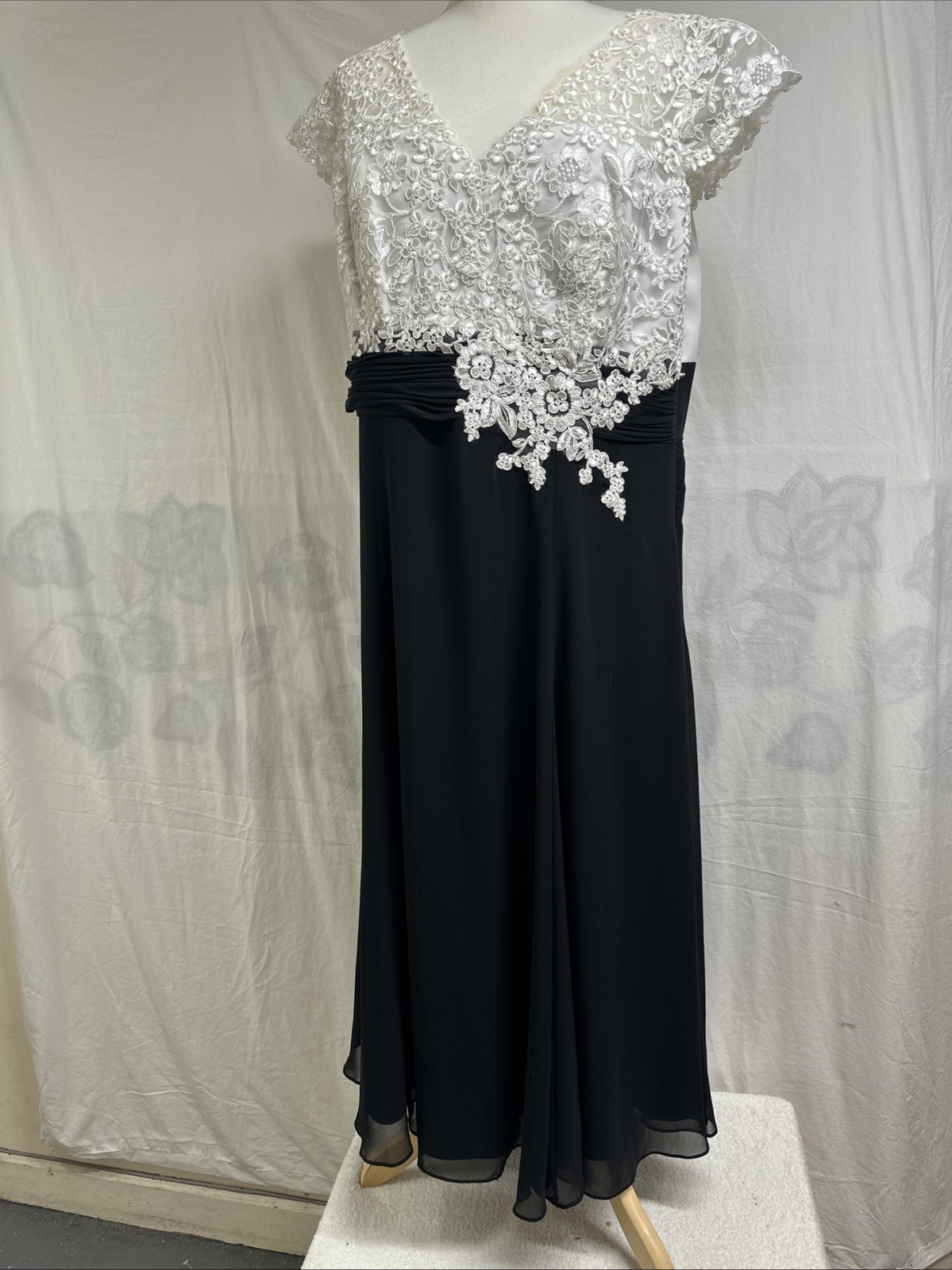 Nightingales Black/Ivory Formal Lace Applique Dress – Size 18 Wedding Outfit Wel