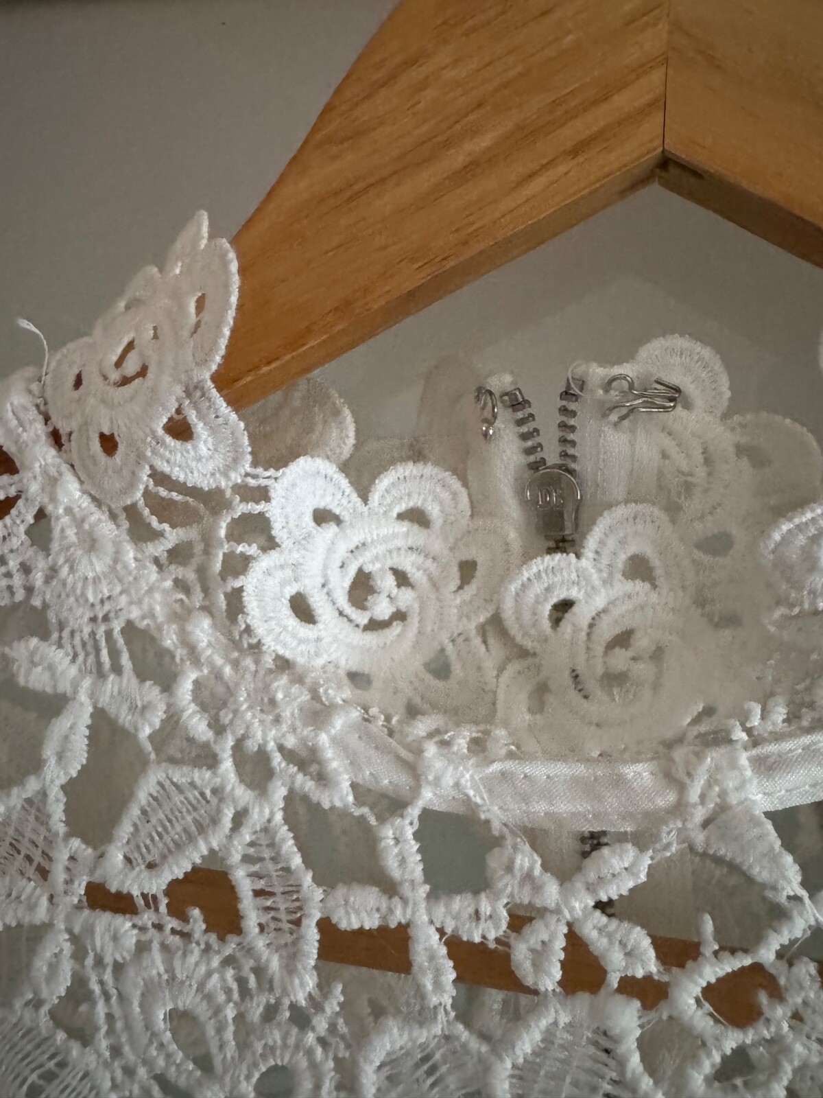 DO+BE SIZE MEDIUM WHITE FLORAL Collar LACE Crochet Overlay Lined Back Zip
