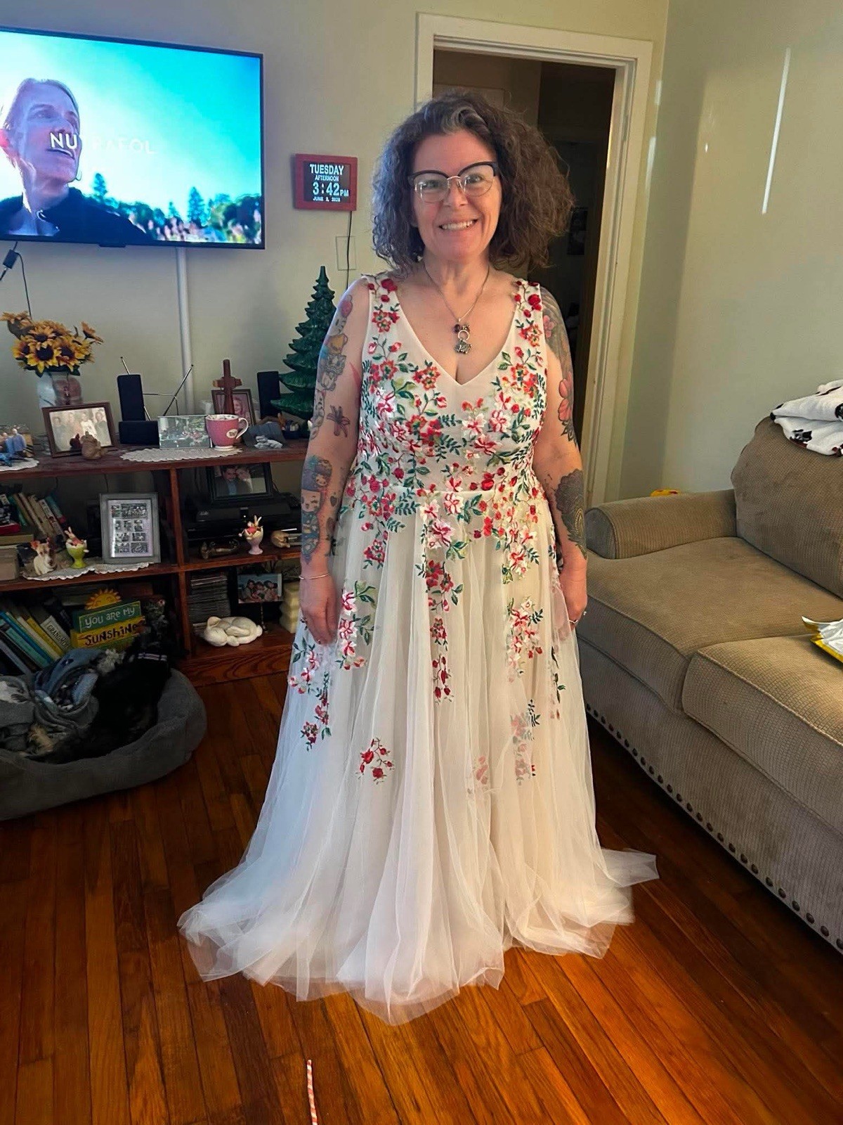 Ivory Floral Embroidered Tulle V-Neck Lace-Up Wedding Gown Dress Size 14