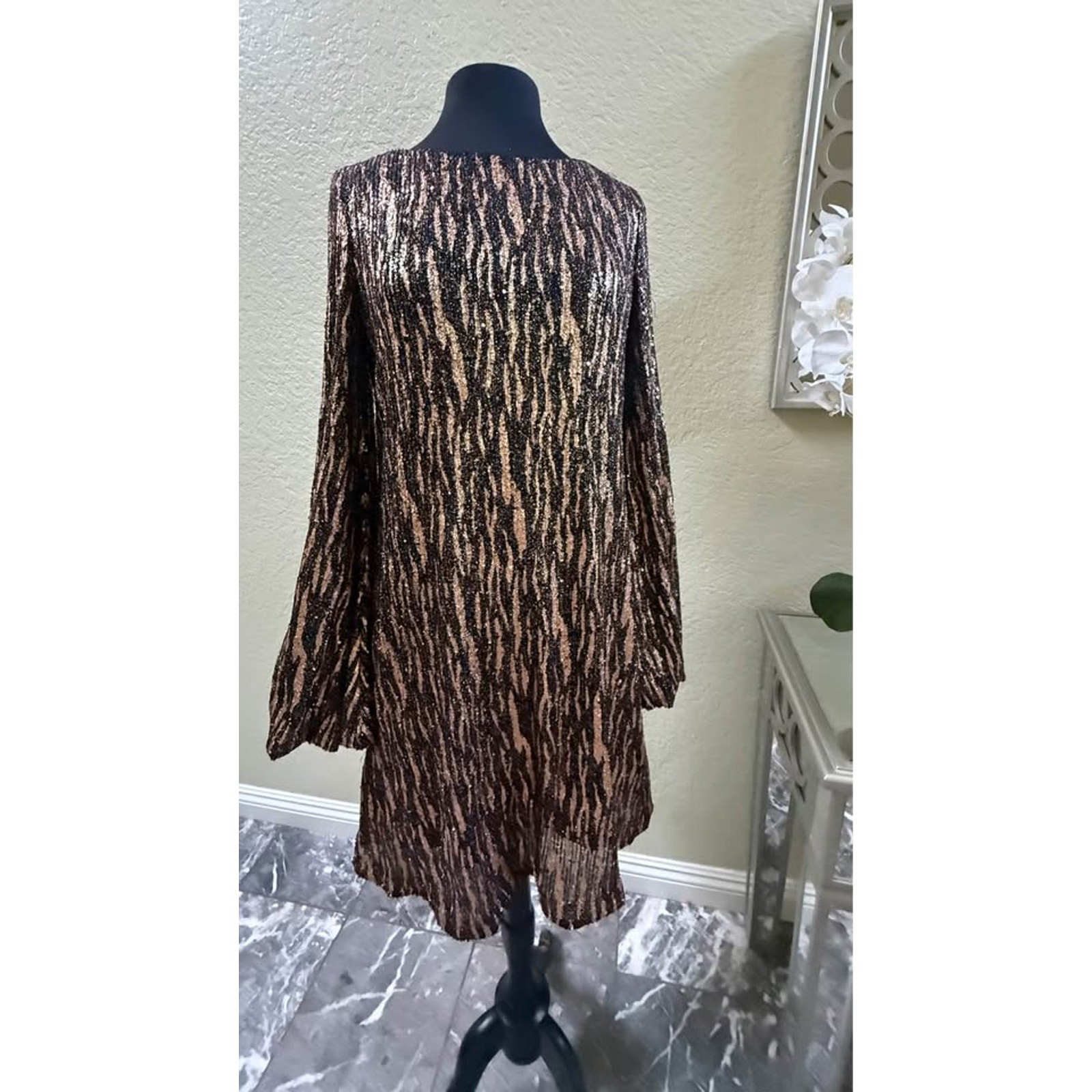 👗Betsy & Adam Women’s Metallic Sequined Long Sleeve Mini Cocktail Party Dress