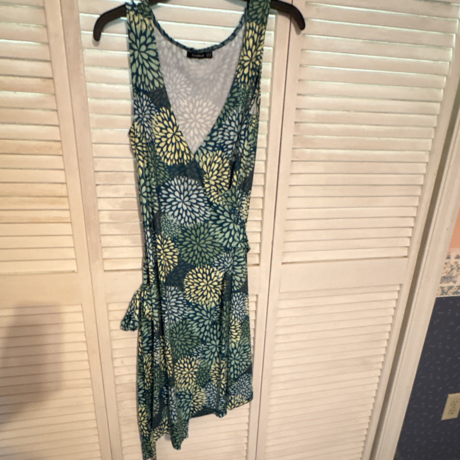 PattyBoutik Green Yellow Blue Floral Wrap Dress Sleeveless Tie V-Neck Medium