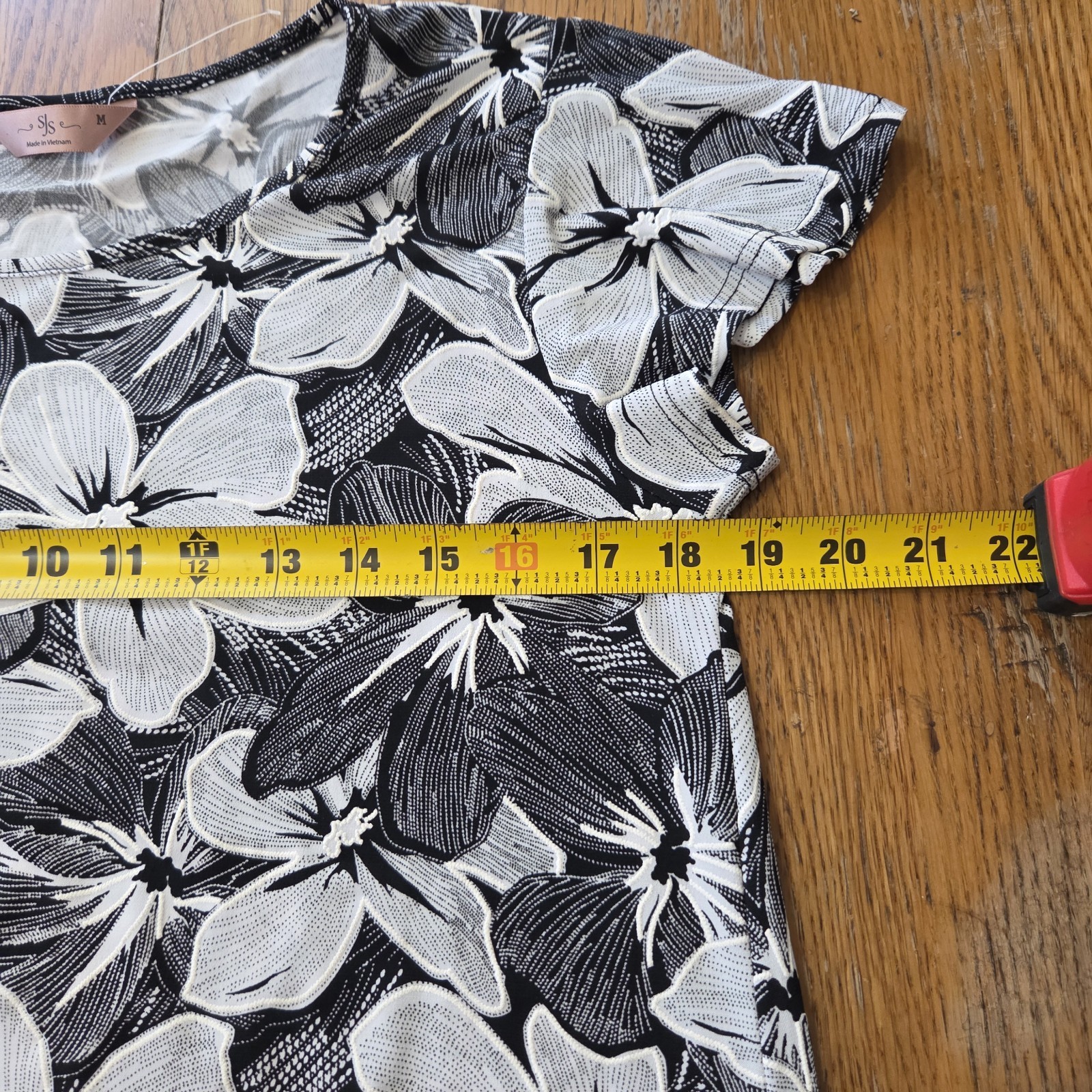 NWOT SJS Relaxed Black And White Floral Mini Dress. Size M.