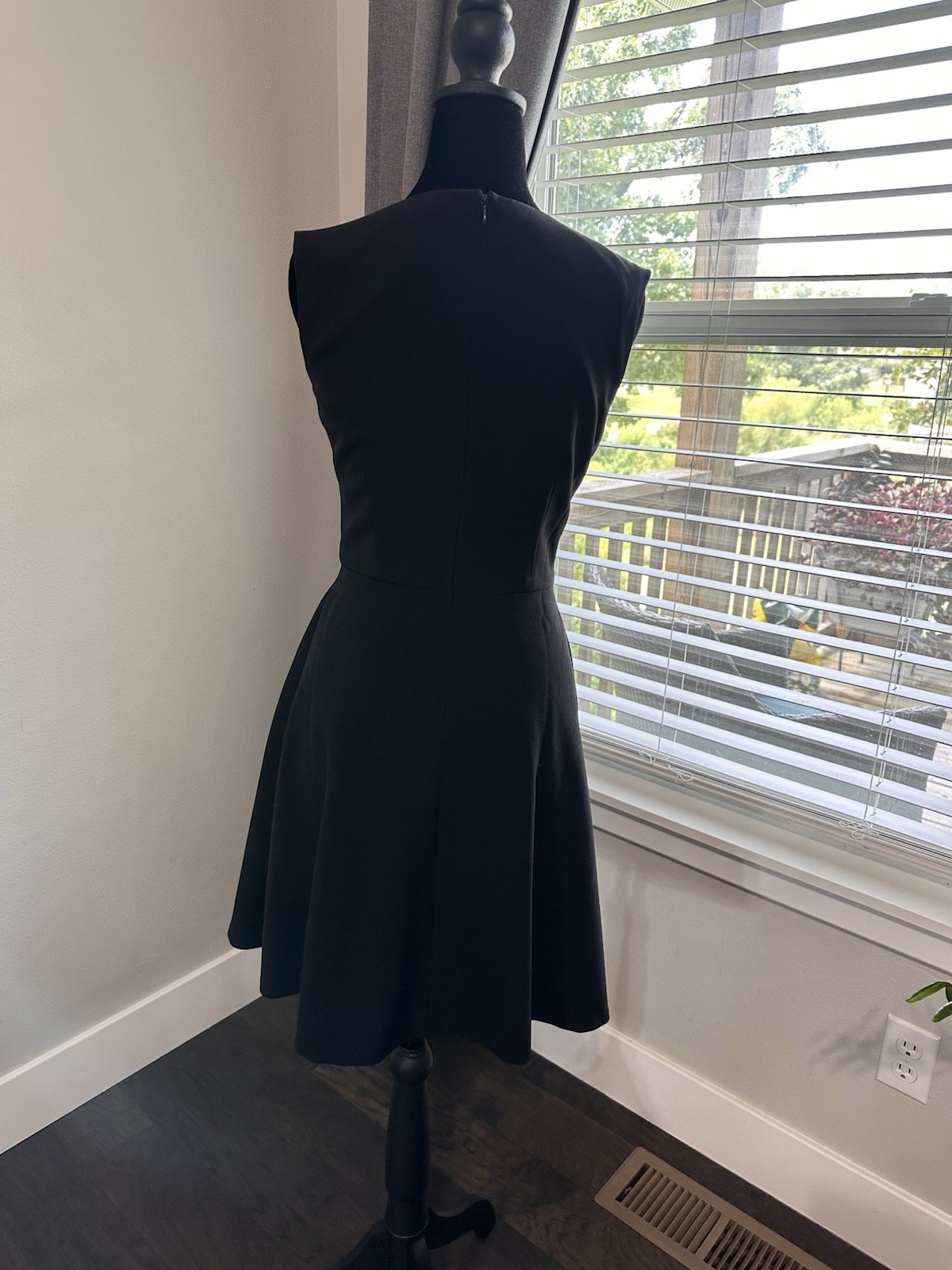 Women’s Black Solid V-Neck Sleeveless A-Line Knee Length Dress 2XS Regular