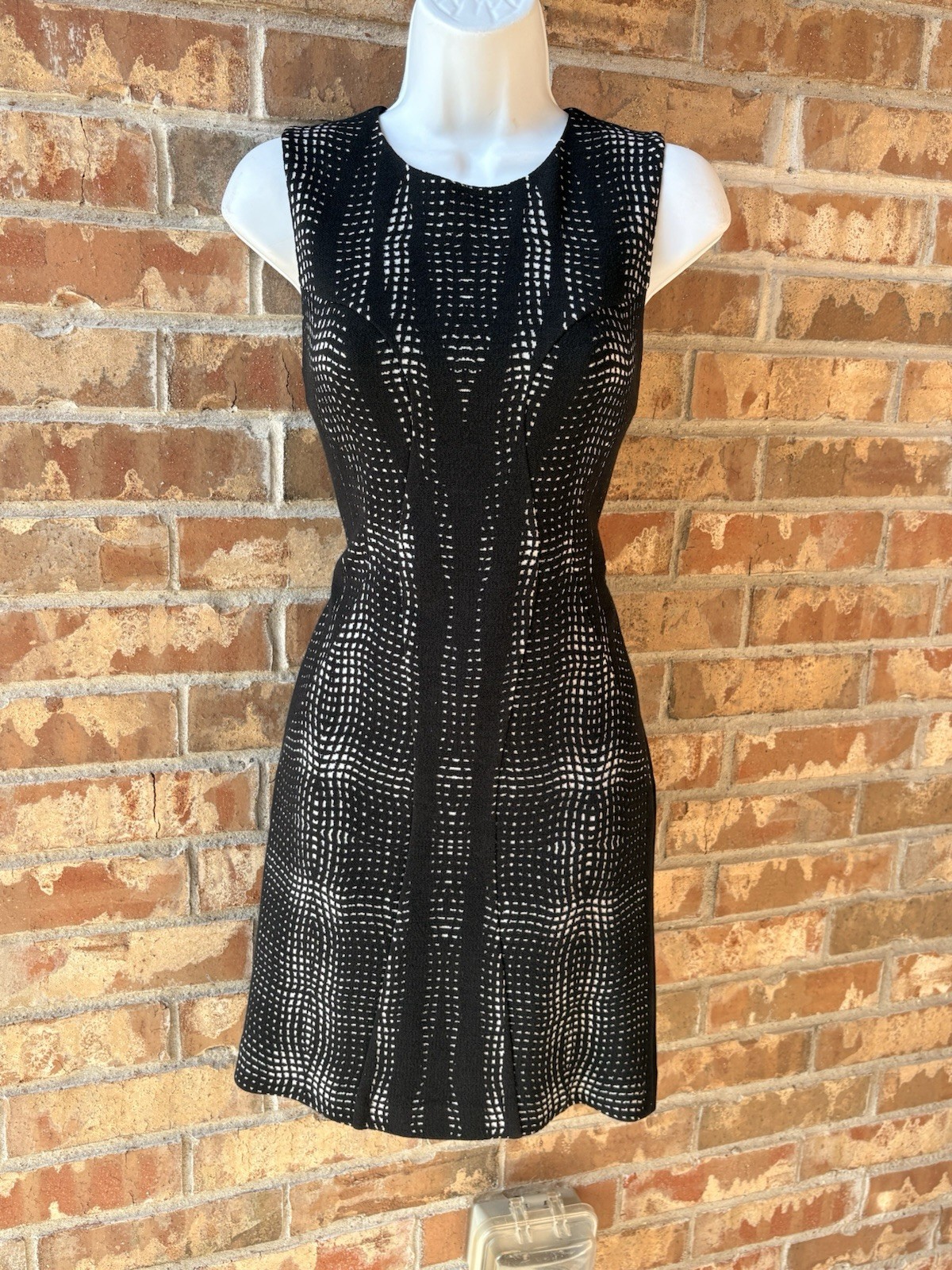 DIANE von FURSTENBERG Black Sheath Dress 4 Round Neck Sleeveless Knit Zip