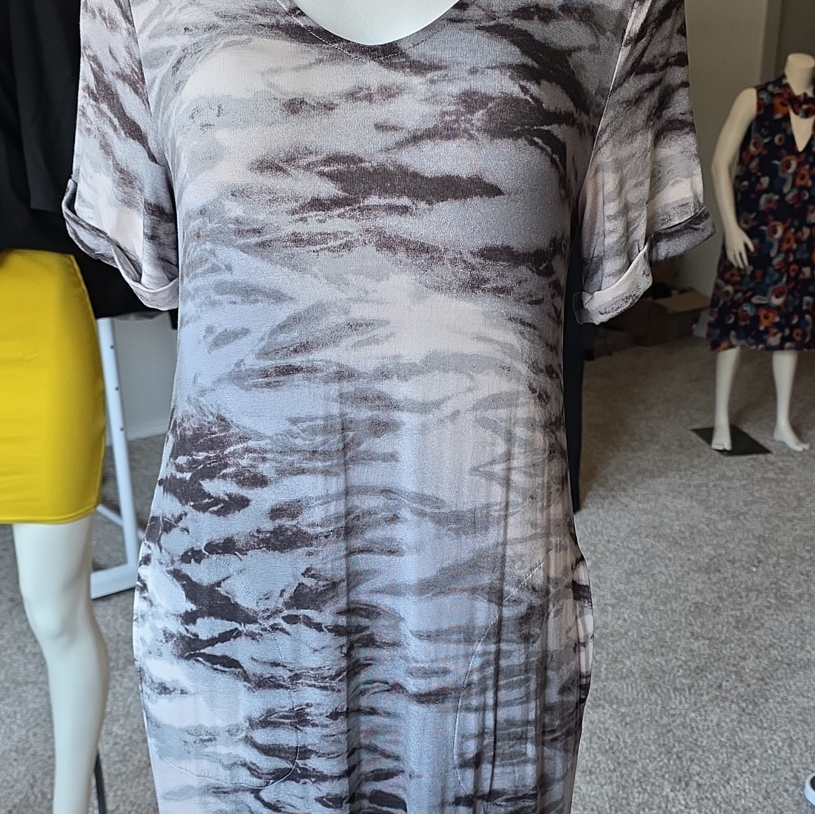 Women’s Gray/Black Abstract V-Neck Short Sleeve Stretch Knit Shift Dress S
