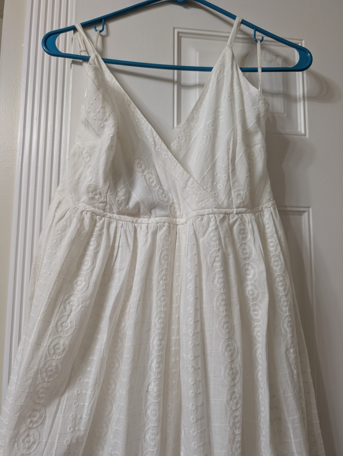 Oipunz White Solid V-Neck Smocked Tiered Midi Sundress Adjustable Straps S