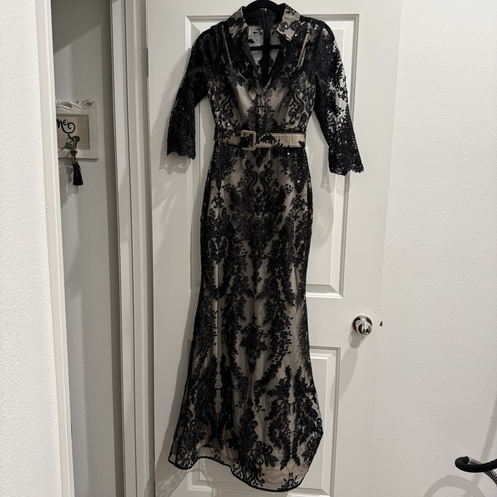 Badgley Mischka Black Embroidered Sequined Beaded Lace Overlay Belted Gown Sz 0
