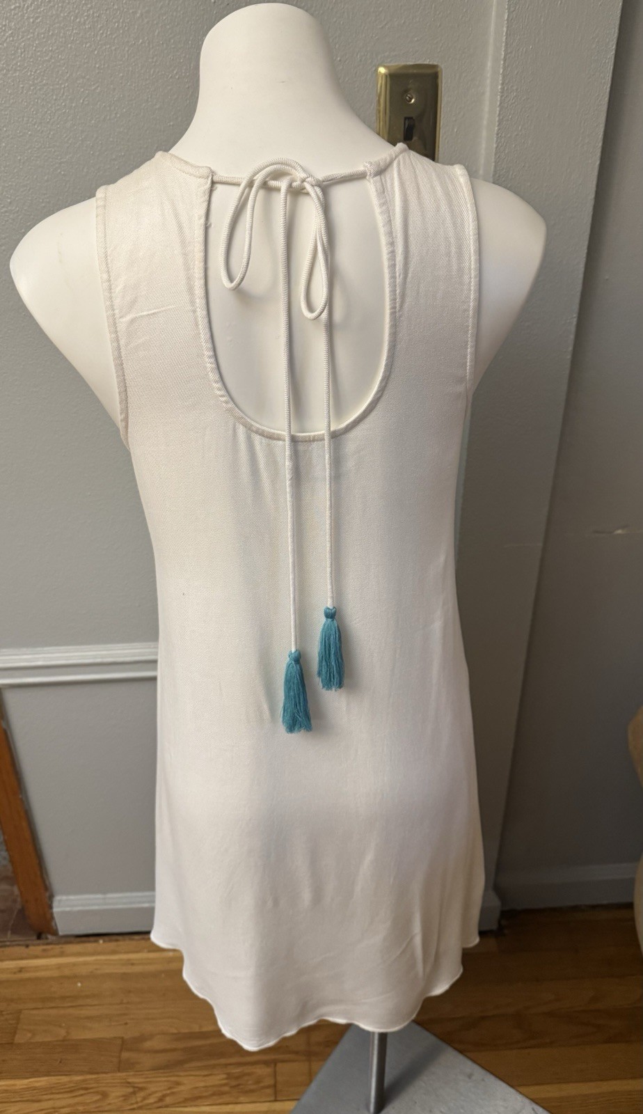 Judith March White Sleeveless Round Neck Embroidered Tassel Tie Shift Dress M