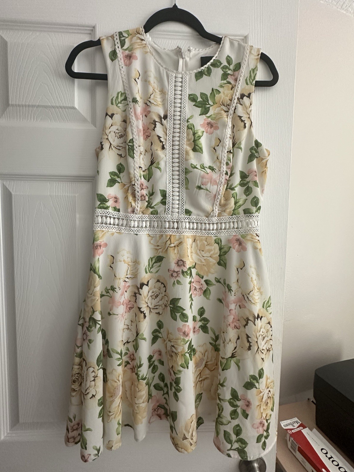 Women’s Floral Satin A-Line Dress M White Sleeveless Knee Length Lined Lace Zip