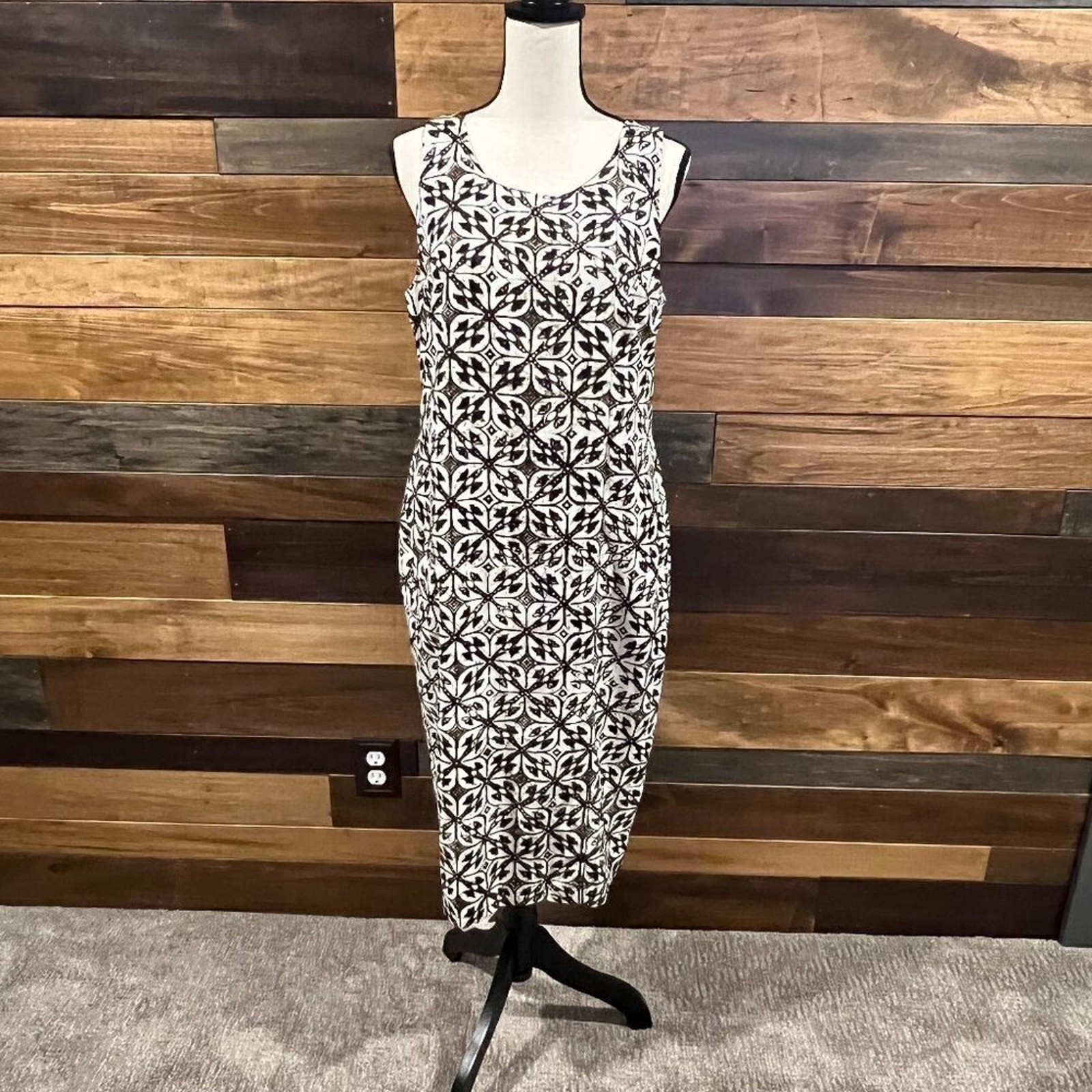 Beautiful Summer sleeveless dress, brown and cream, Size 10/12