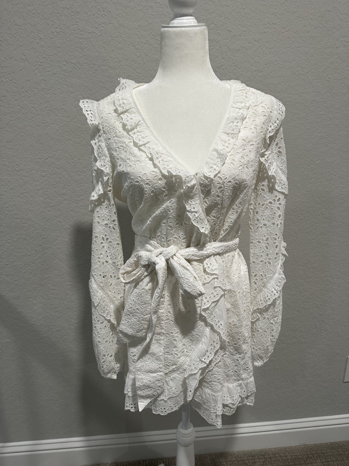 Veronica Bead White Ruffle Dress, vneck, size 6, new w/tags, short length
