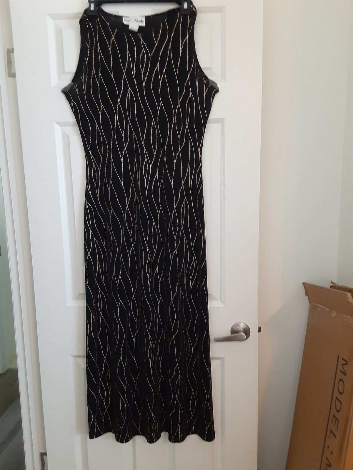 Ronni Nicole Women’s Sleeveless Long Dress Black with Gold Vine Print Size 12