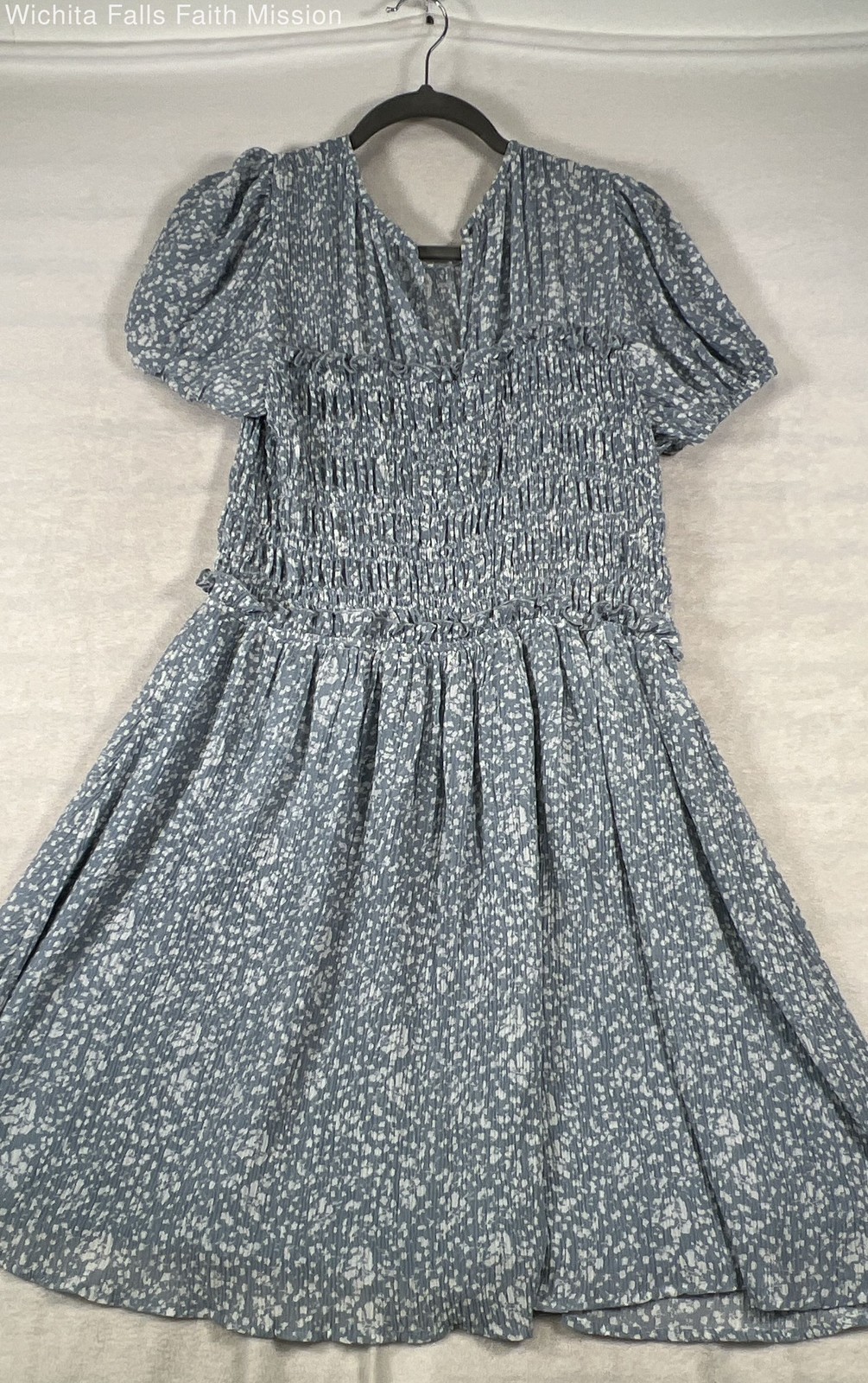 LE LIS Women’s Blue Floral Smocked Plisse Square Neck Dress Size L NWT